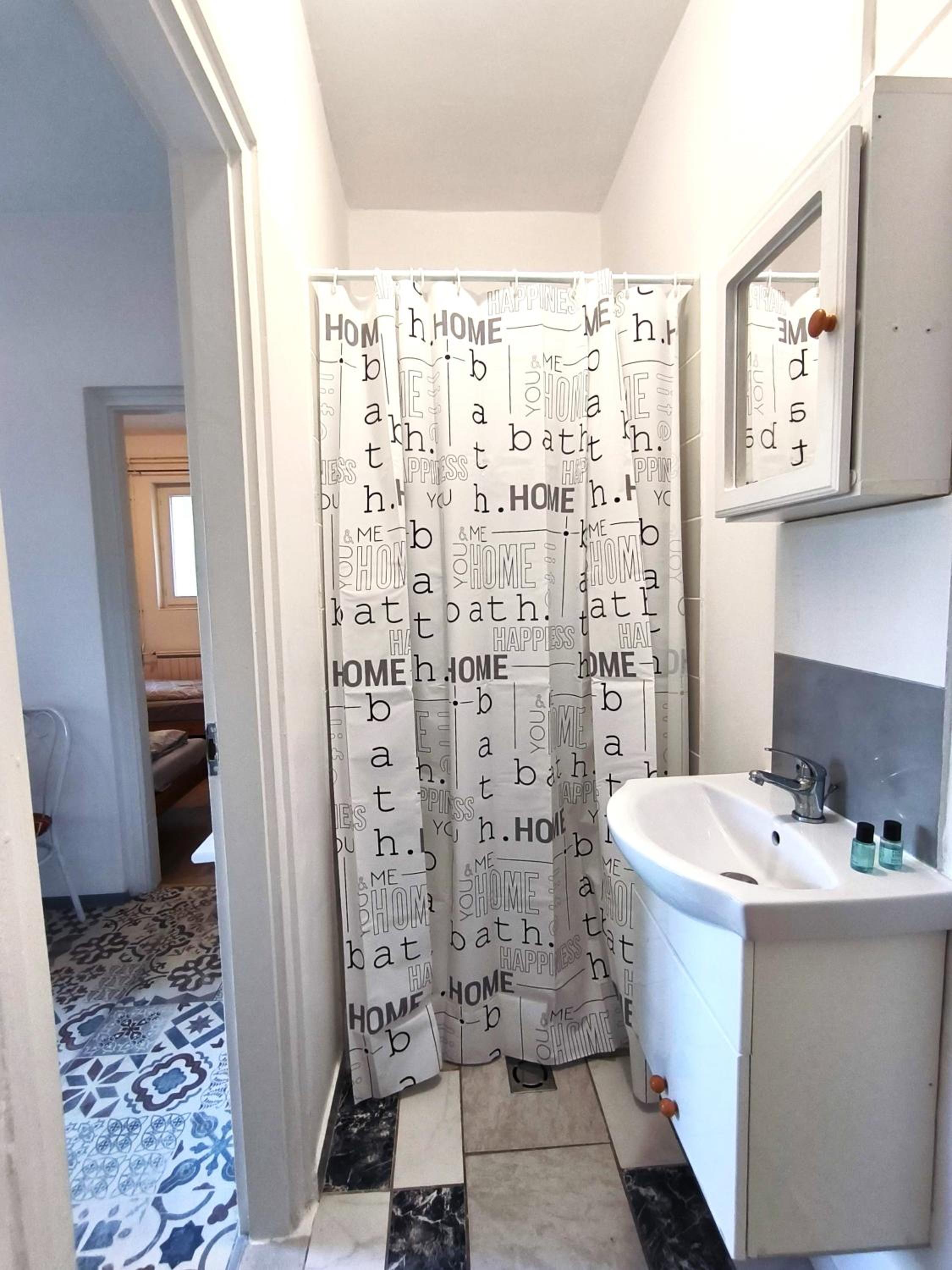 Standard Twin Room - Photo 6