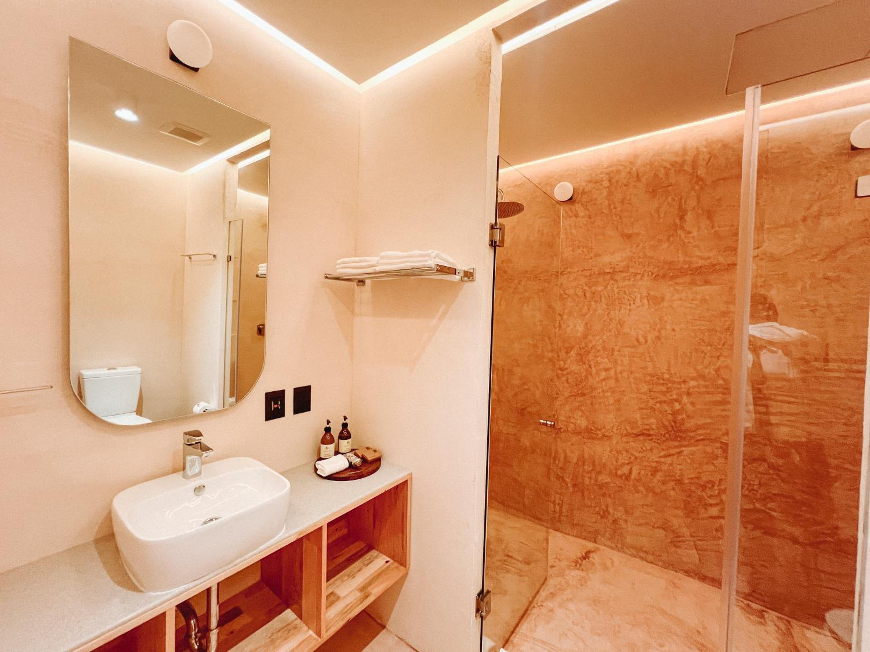 Suite - Photo 7