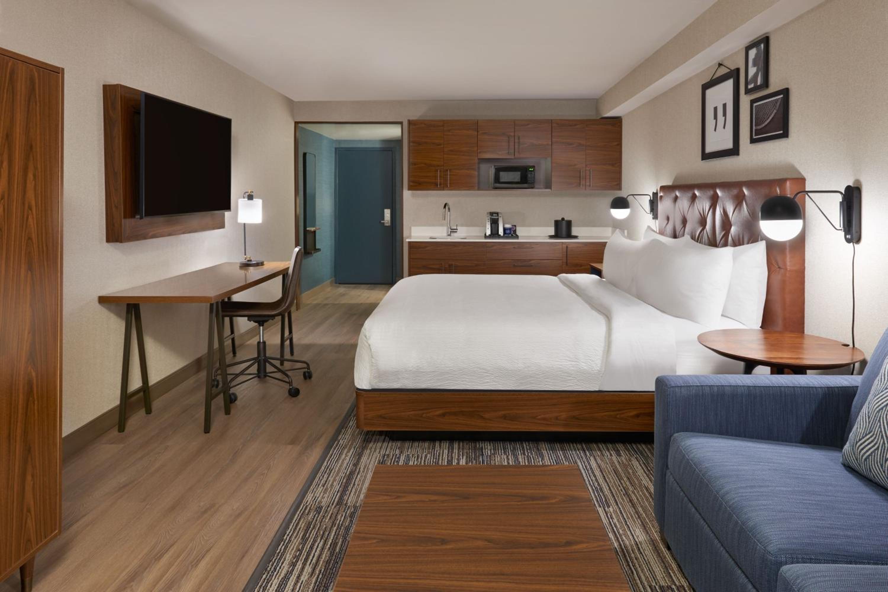 Wetbar Deluxe King Room - Photo 1