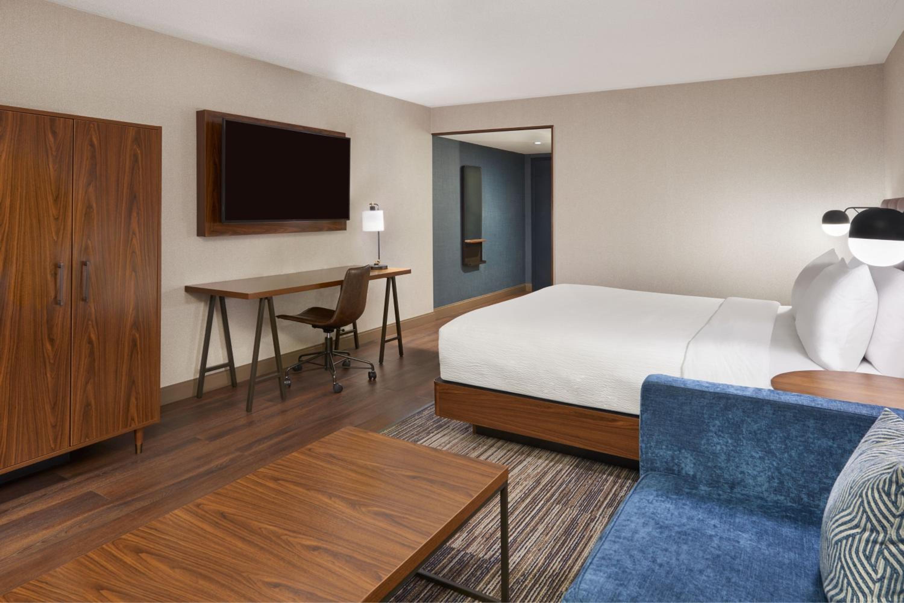 Deluxe King Room - Photo 2