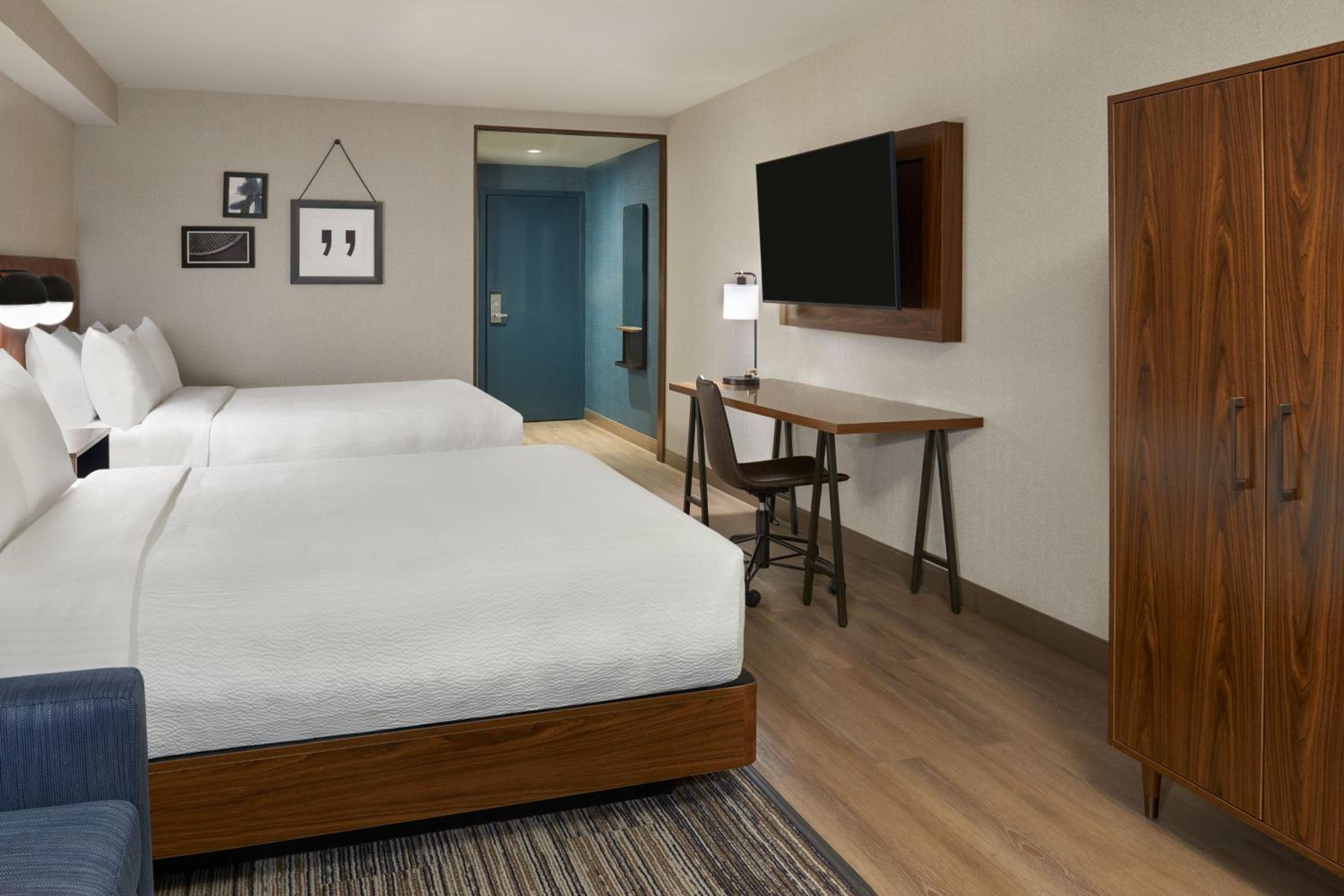 Deluxe Queen Room with Two Queen Beds - Photo 3