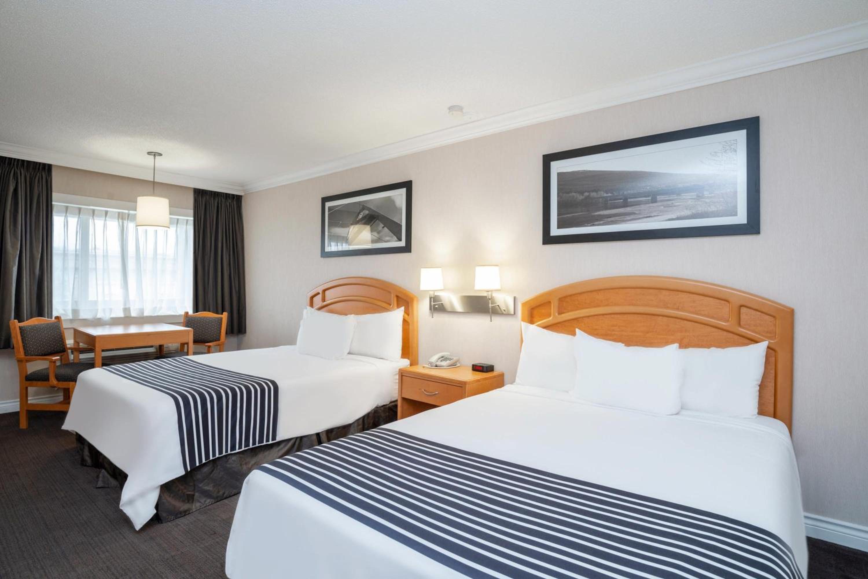 Studio, 2 Queen Beds, Kitchen, Monashee Building
