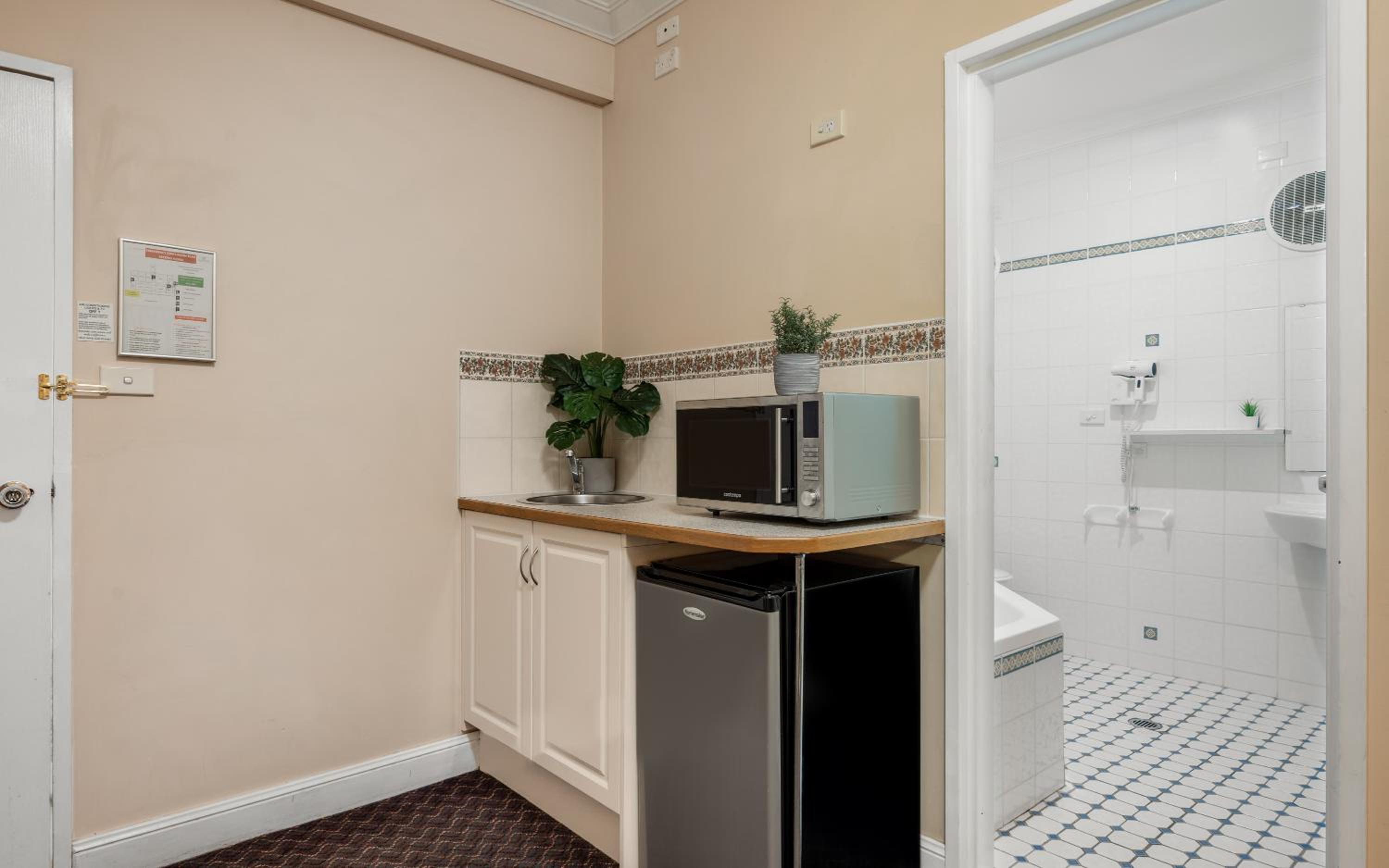 Queen Suite with Spa Bath - Photo 2
