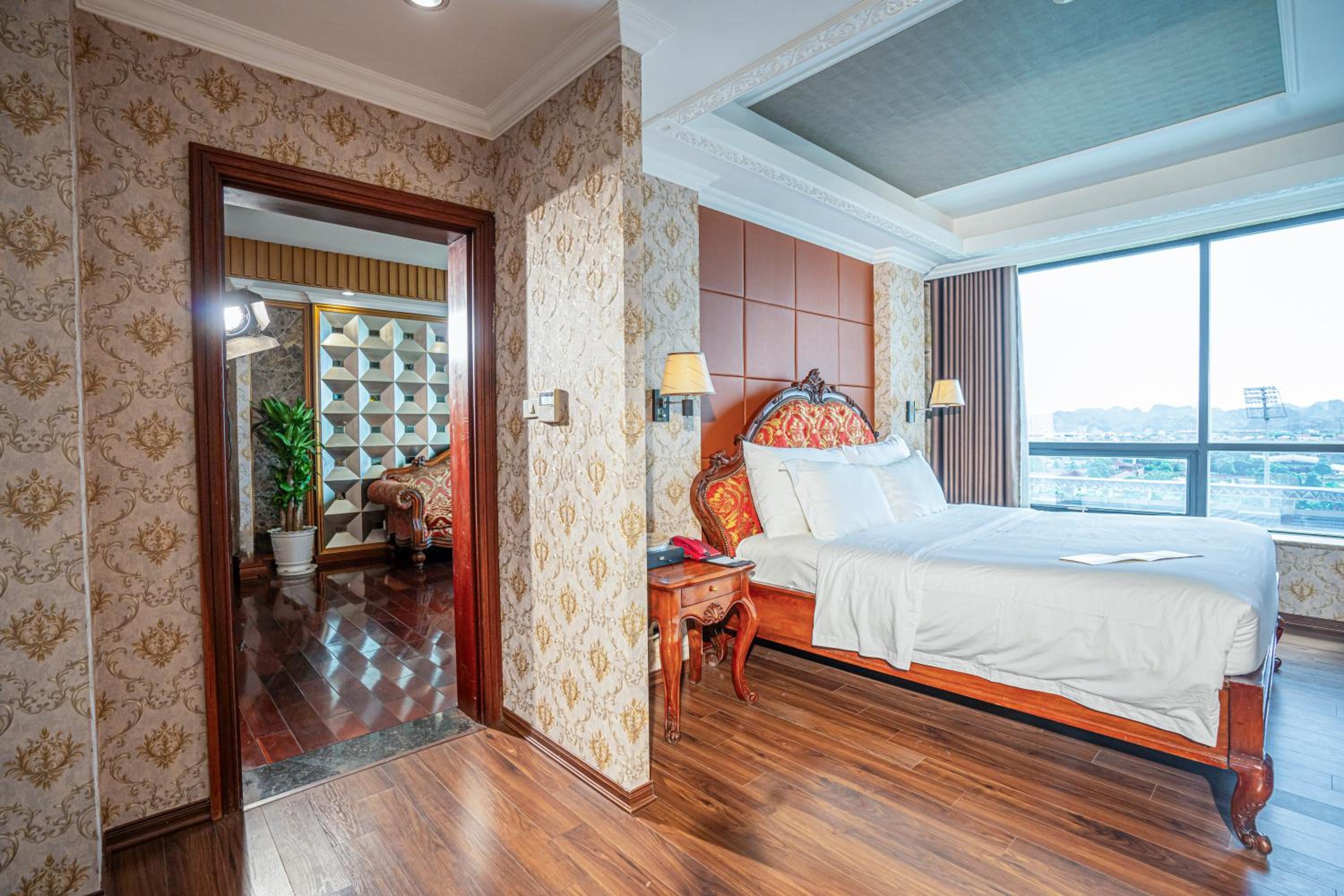 Suite - Photo 12