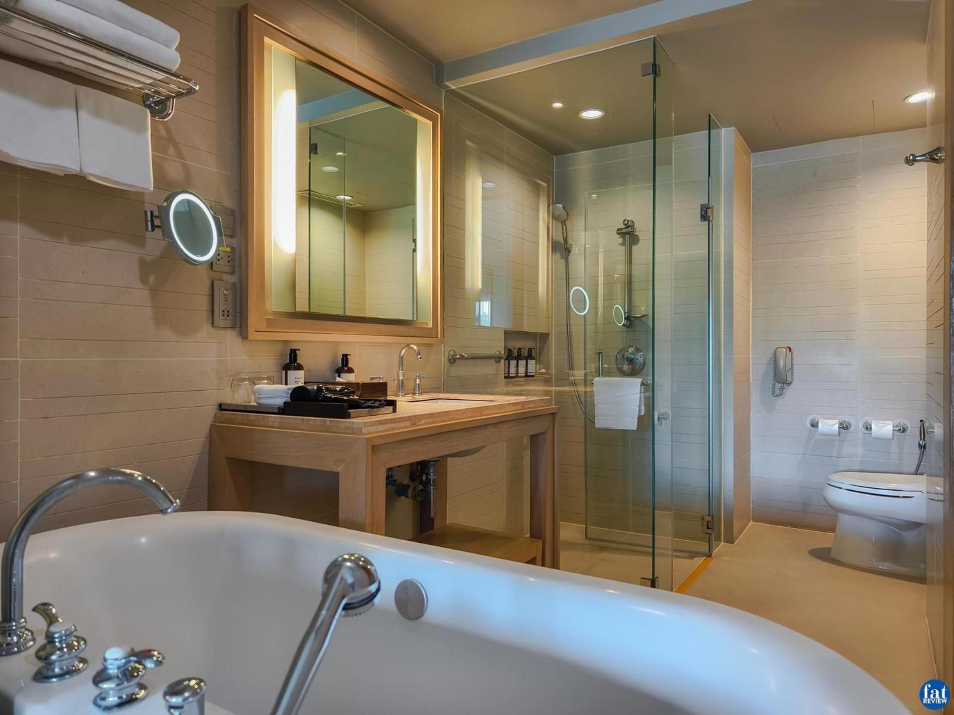 Deluxe King Room - Photo 4