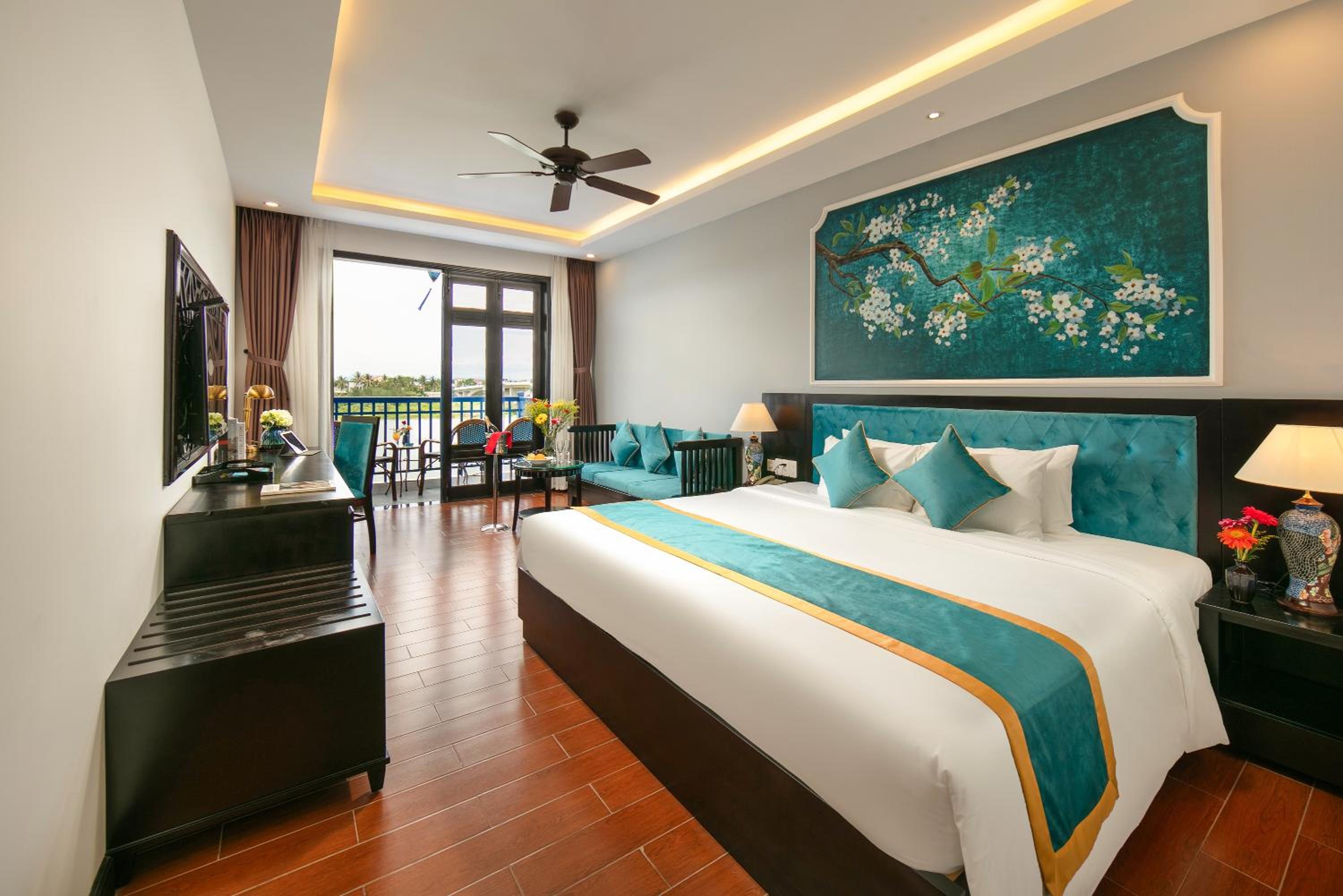 Silk Suite Double/Twin Grand River View & Balcony - Free Lantern Boat On River