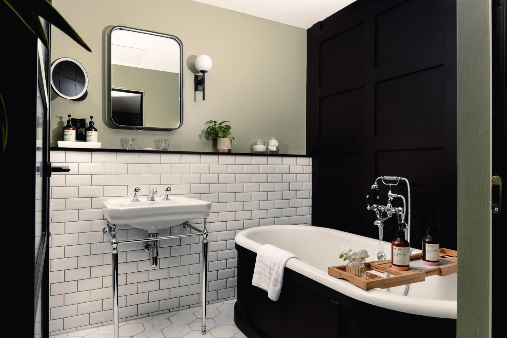 Suite - Photo 16