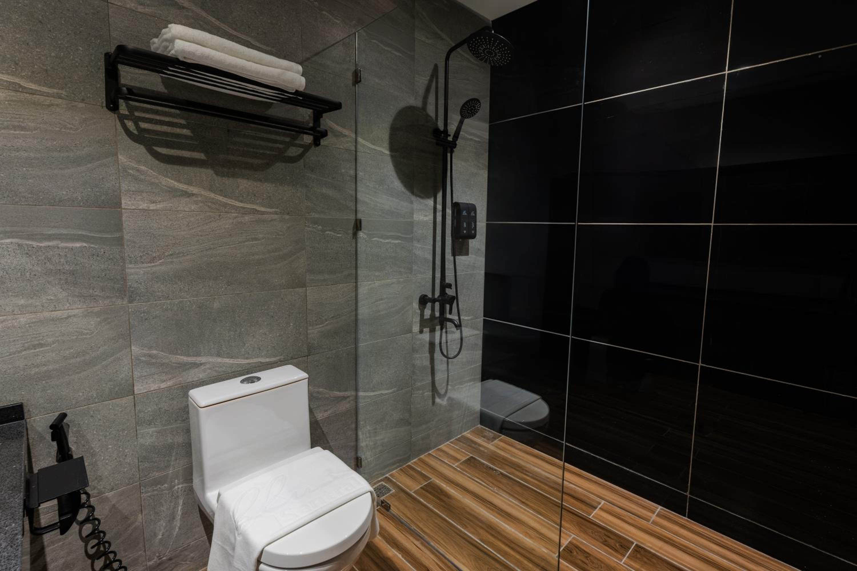 Deluxe Queen Room - Photo 6