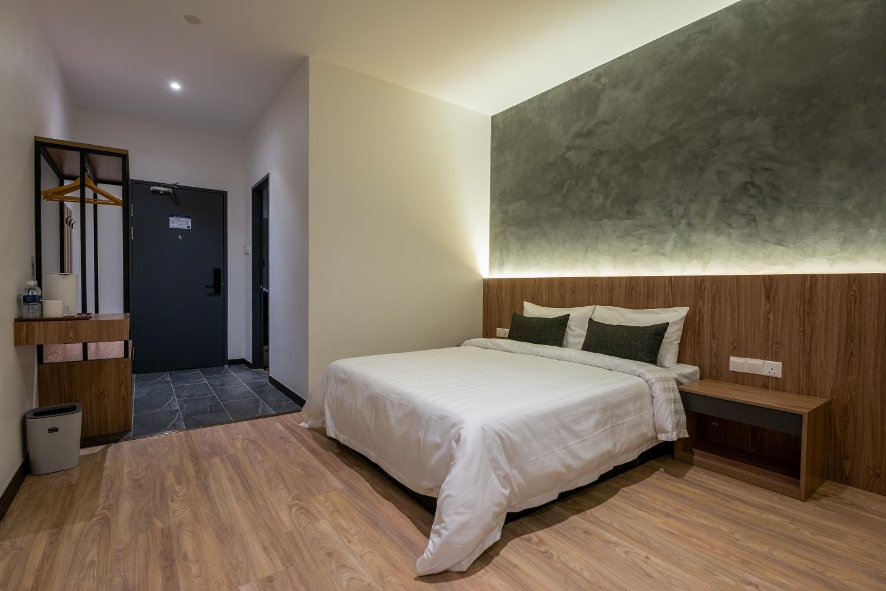 Deluxe Queen Room - Photo 2