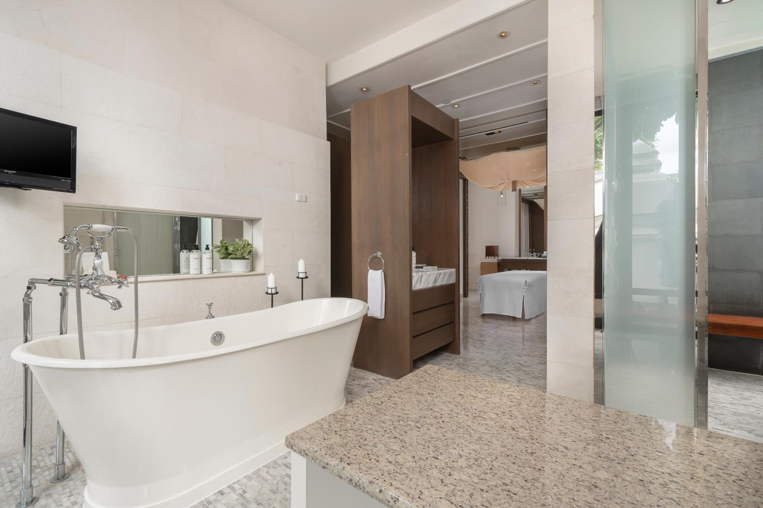 Villa with King Bed - Club Access thumbnail 5