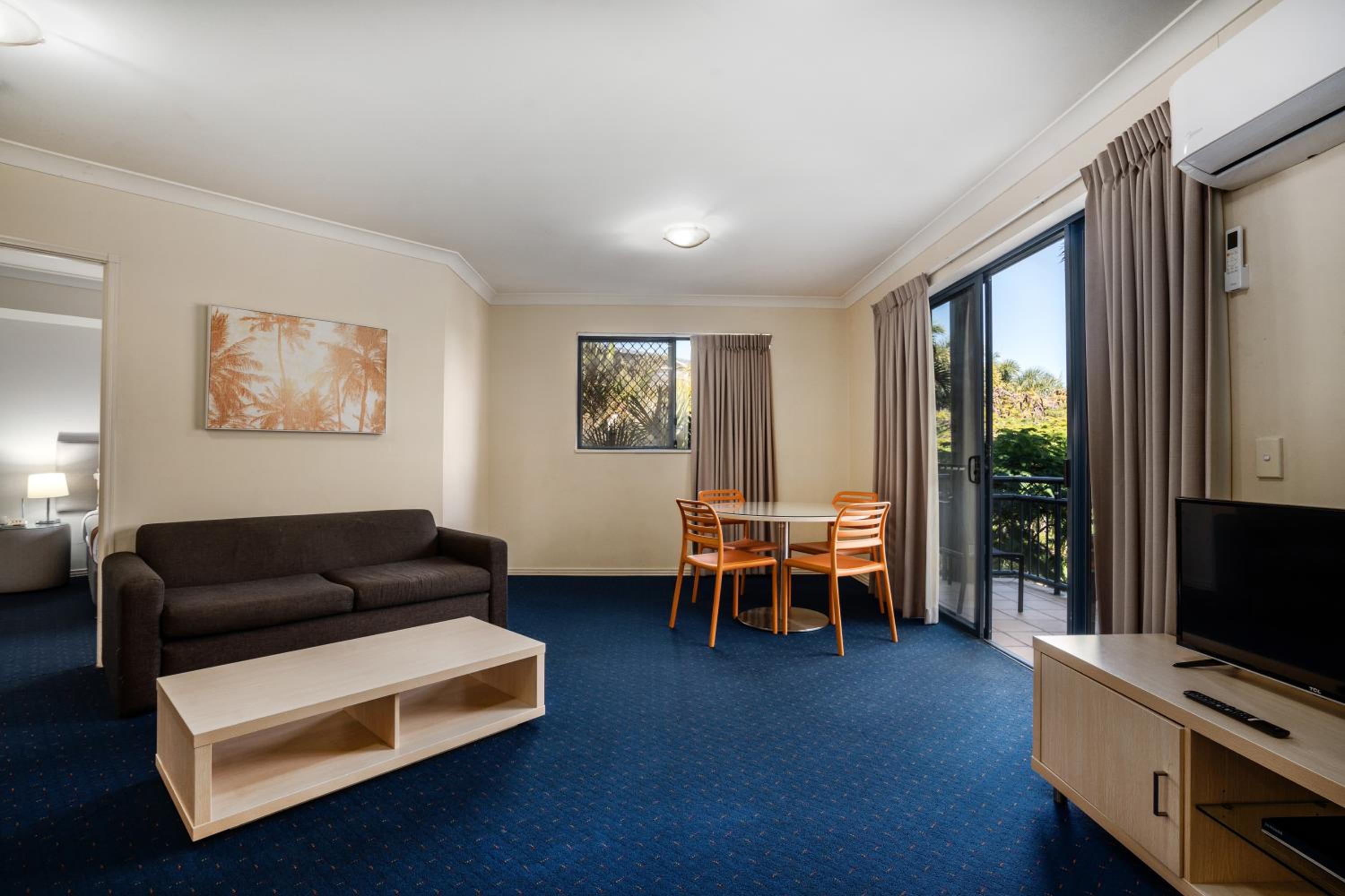 Superior One-Bedroom Apartment - Photo 2