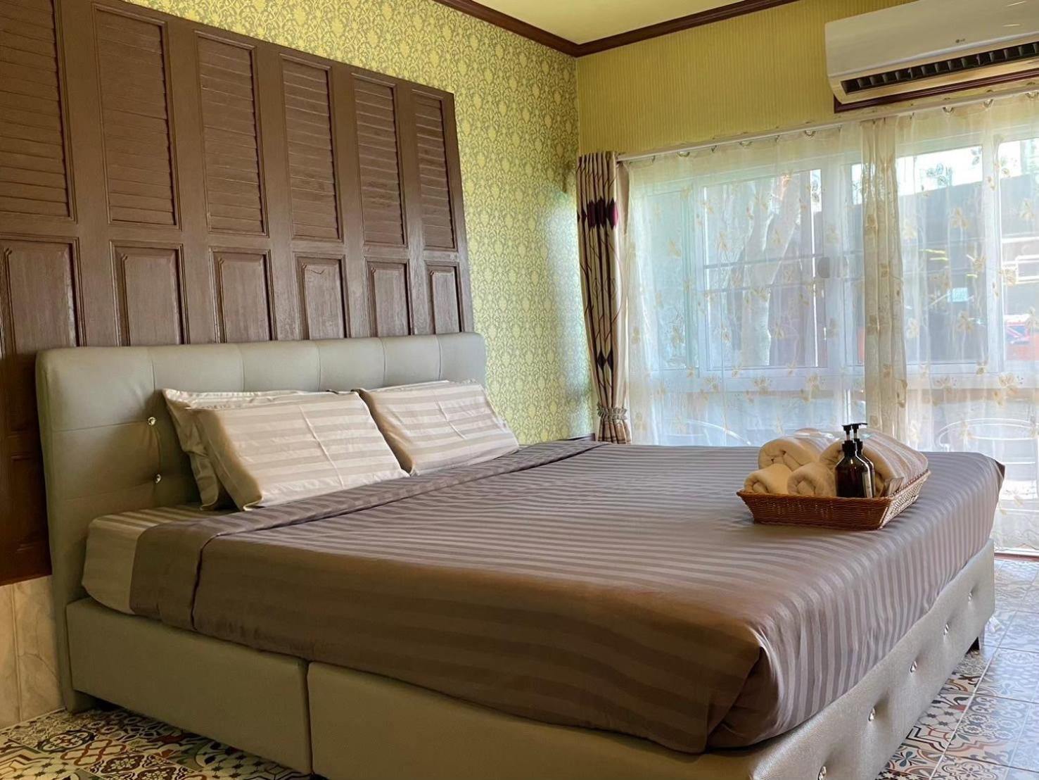Suite with Pool View - Photo 1