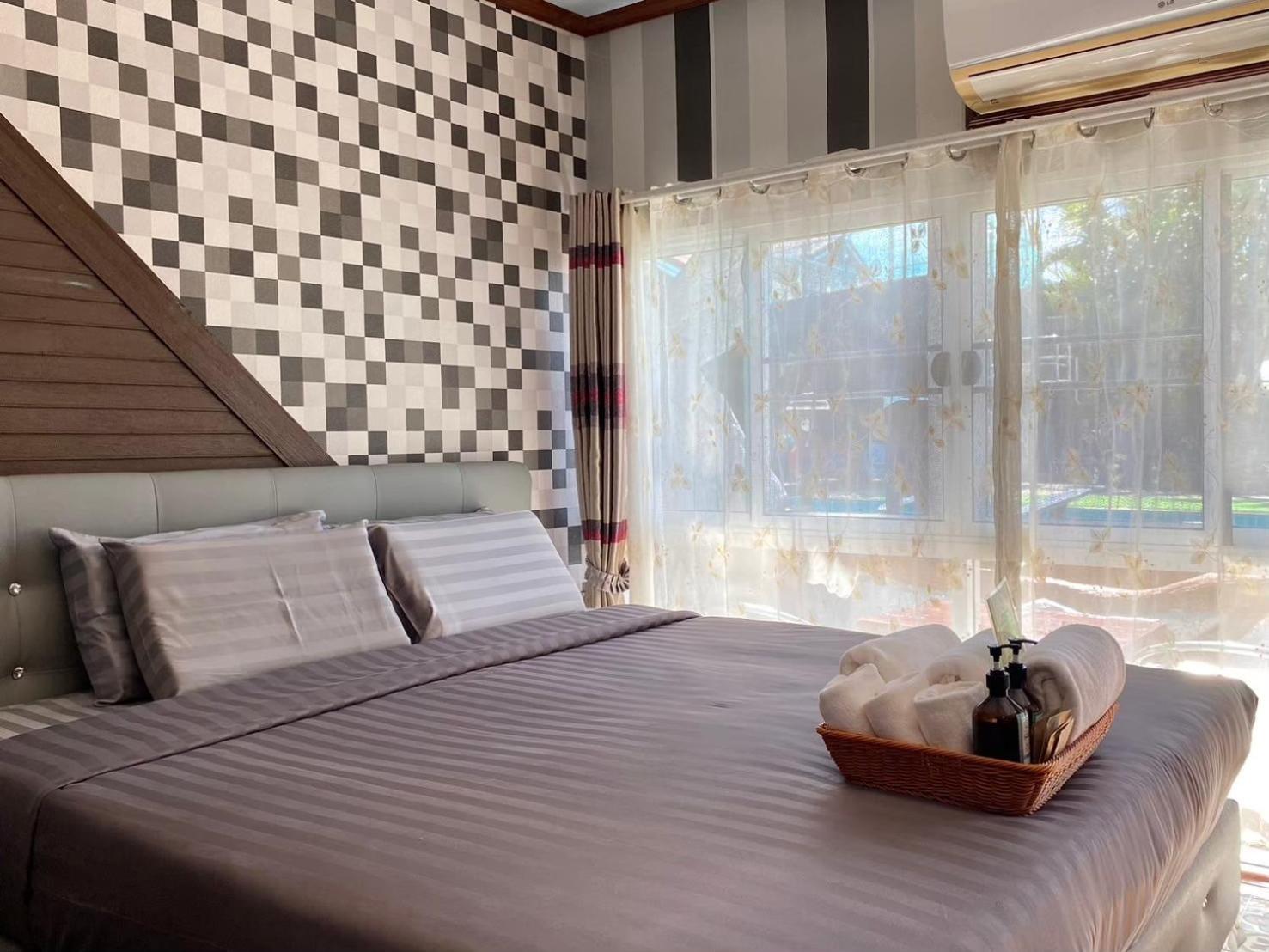 Suite with Pool View - Photo 2