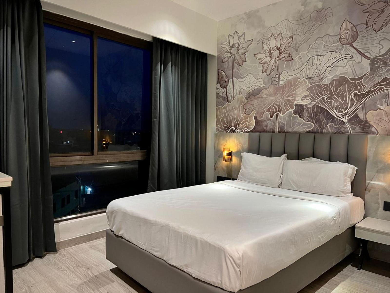 Deluxe King Room photo 1
