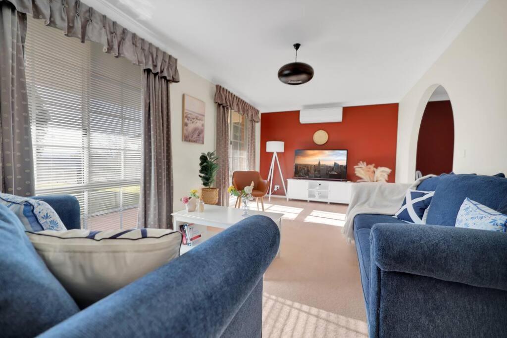 Five-Bedroom House photo 1