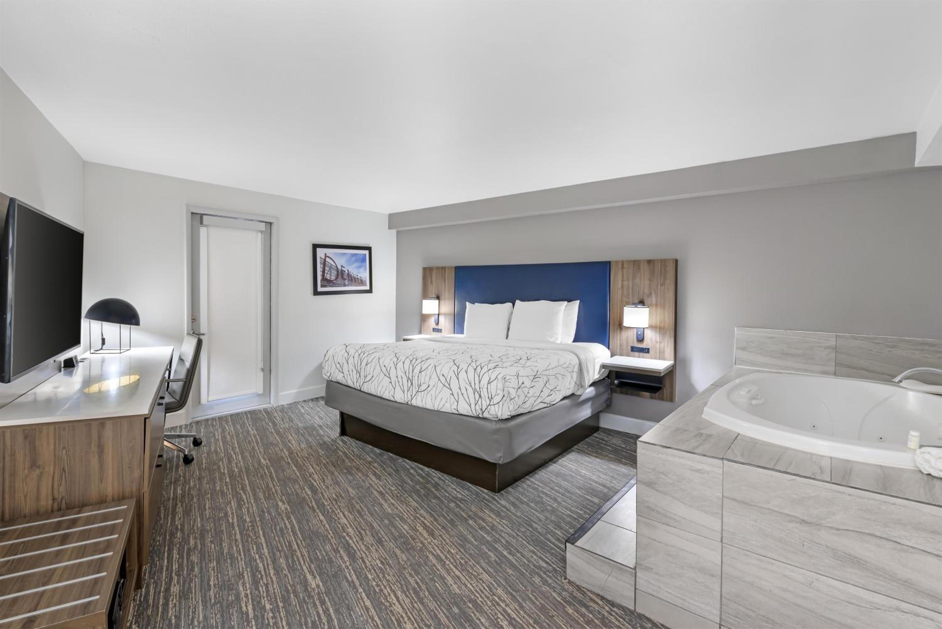 King Suite with Patio and Jetted Tub - Non-Smoking