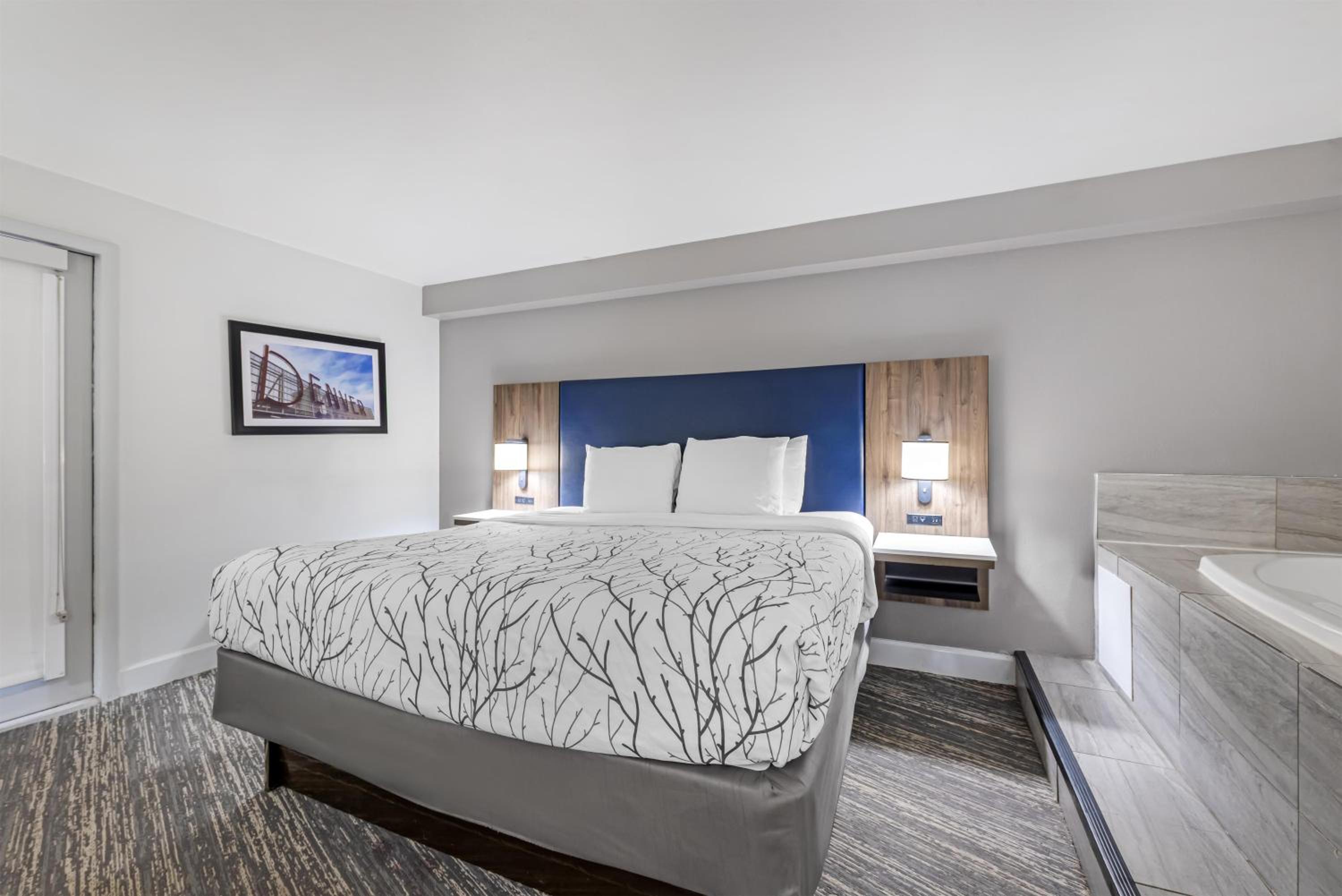 King Suite with Patio and Jetted Tub - Non-Smoking