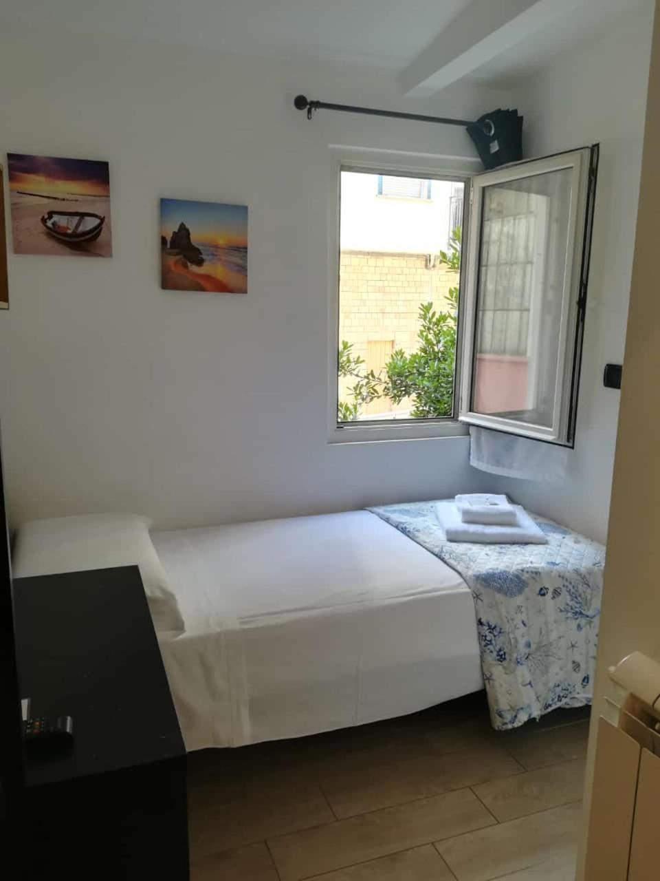 Small Twin Room photo 2