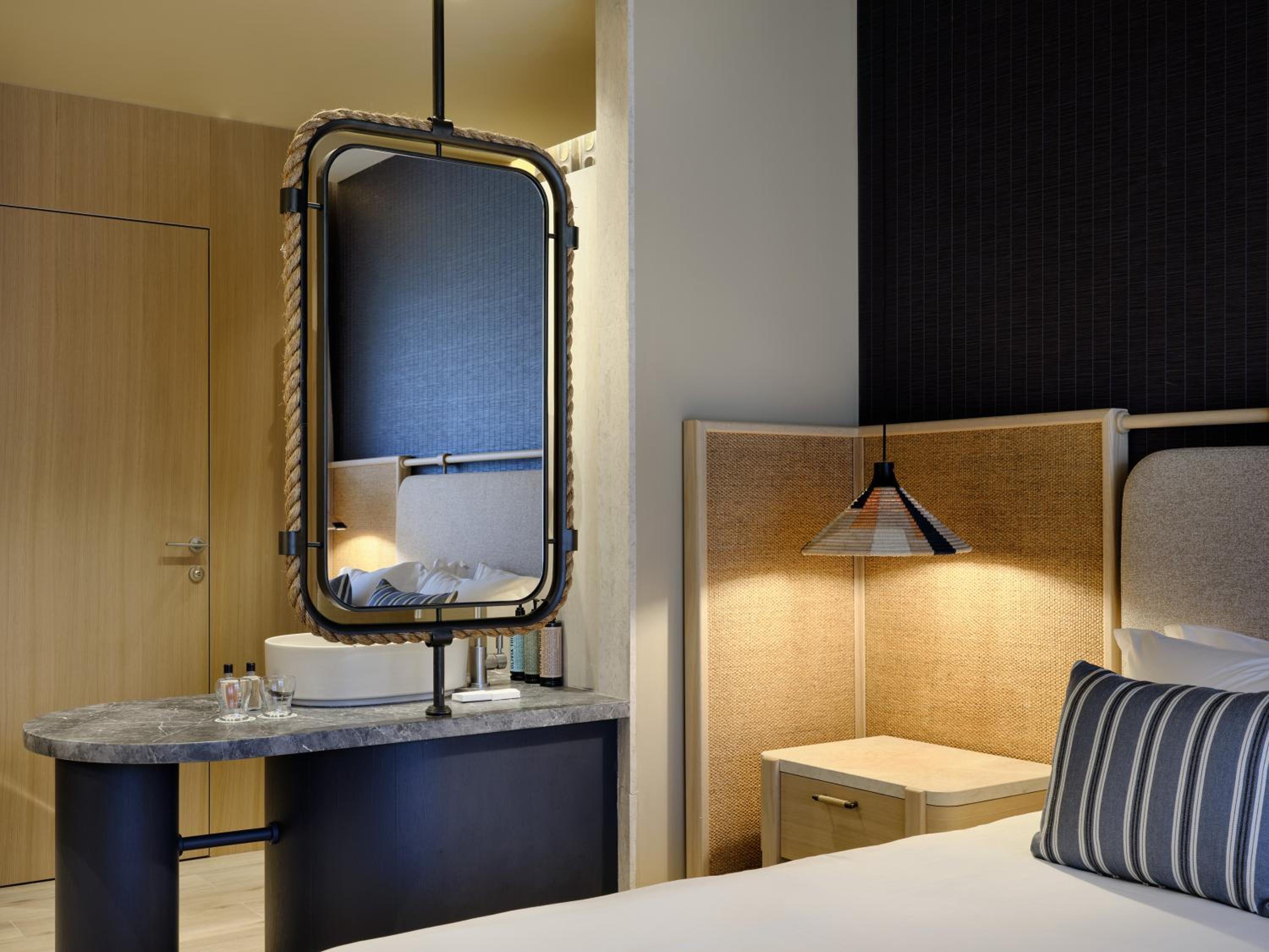 Botanical Guest Room thumbnail 5