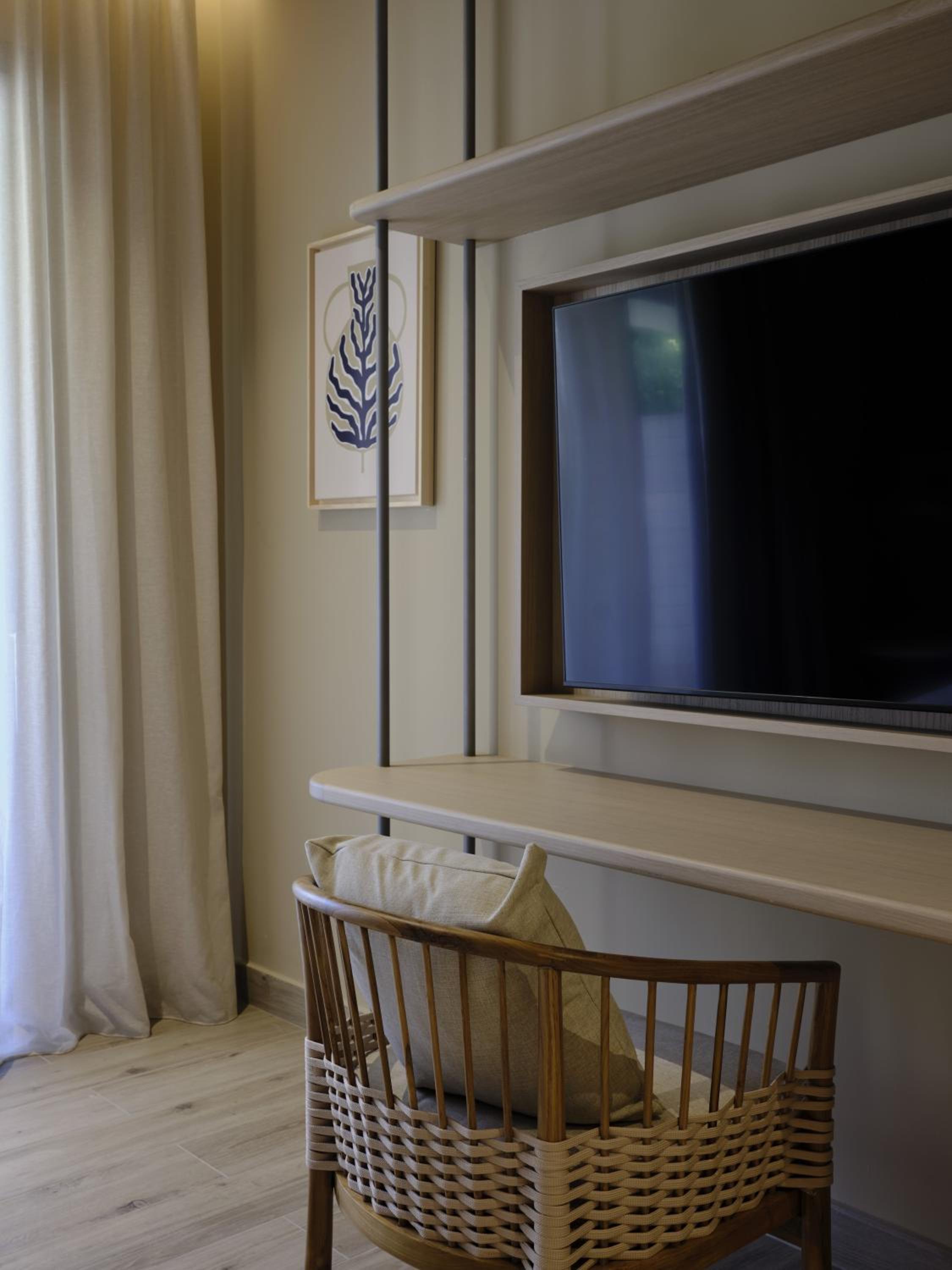 Botanical Guest Room thumbnail 6