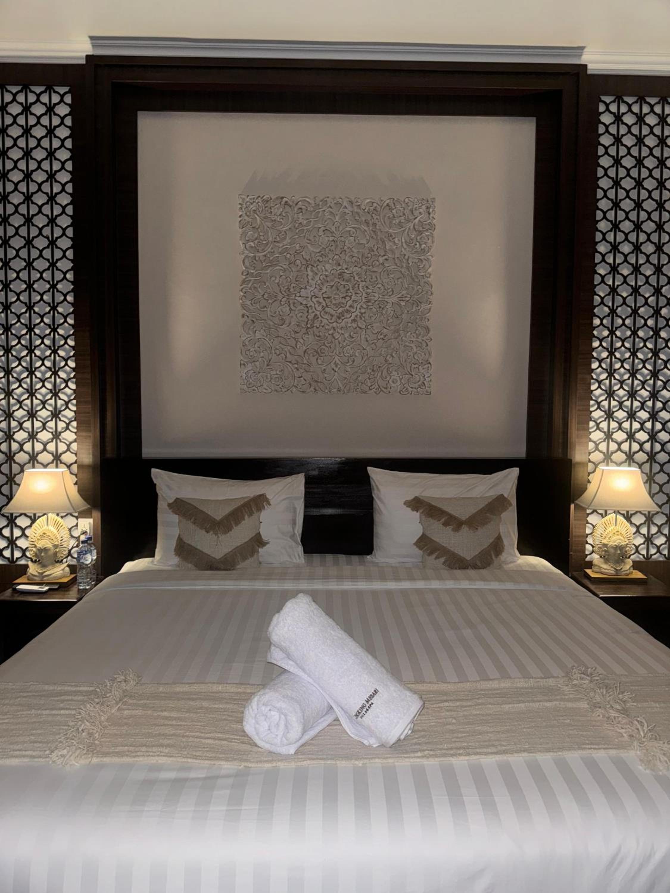 Deluxe King Suite - Photo 14