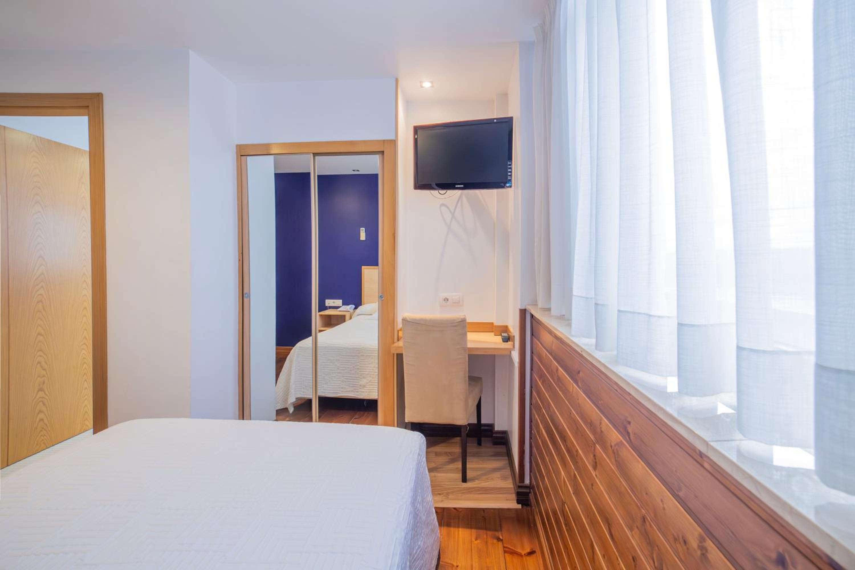 Budget Double Room - Photo 2