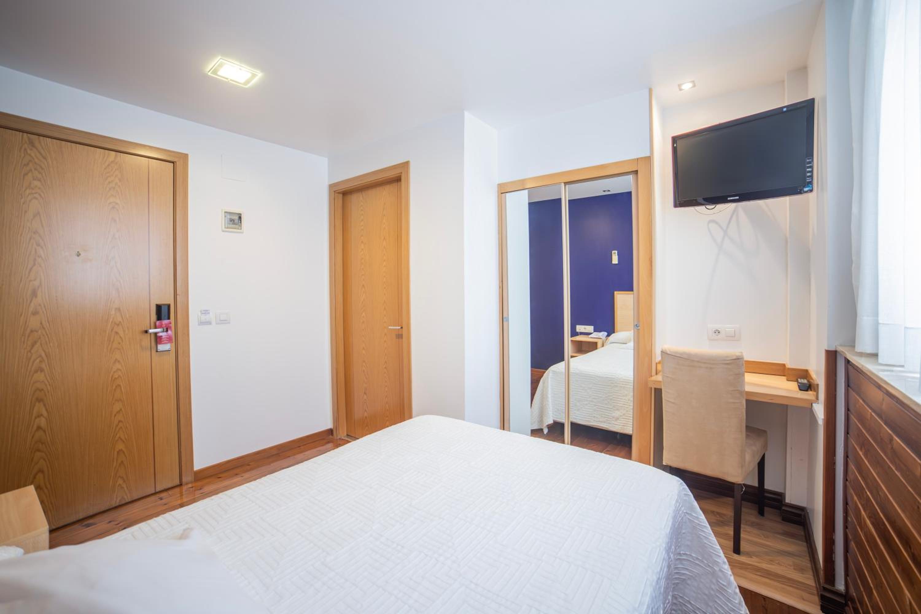 Budget Double Room - Photo 5