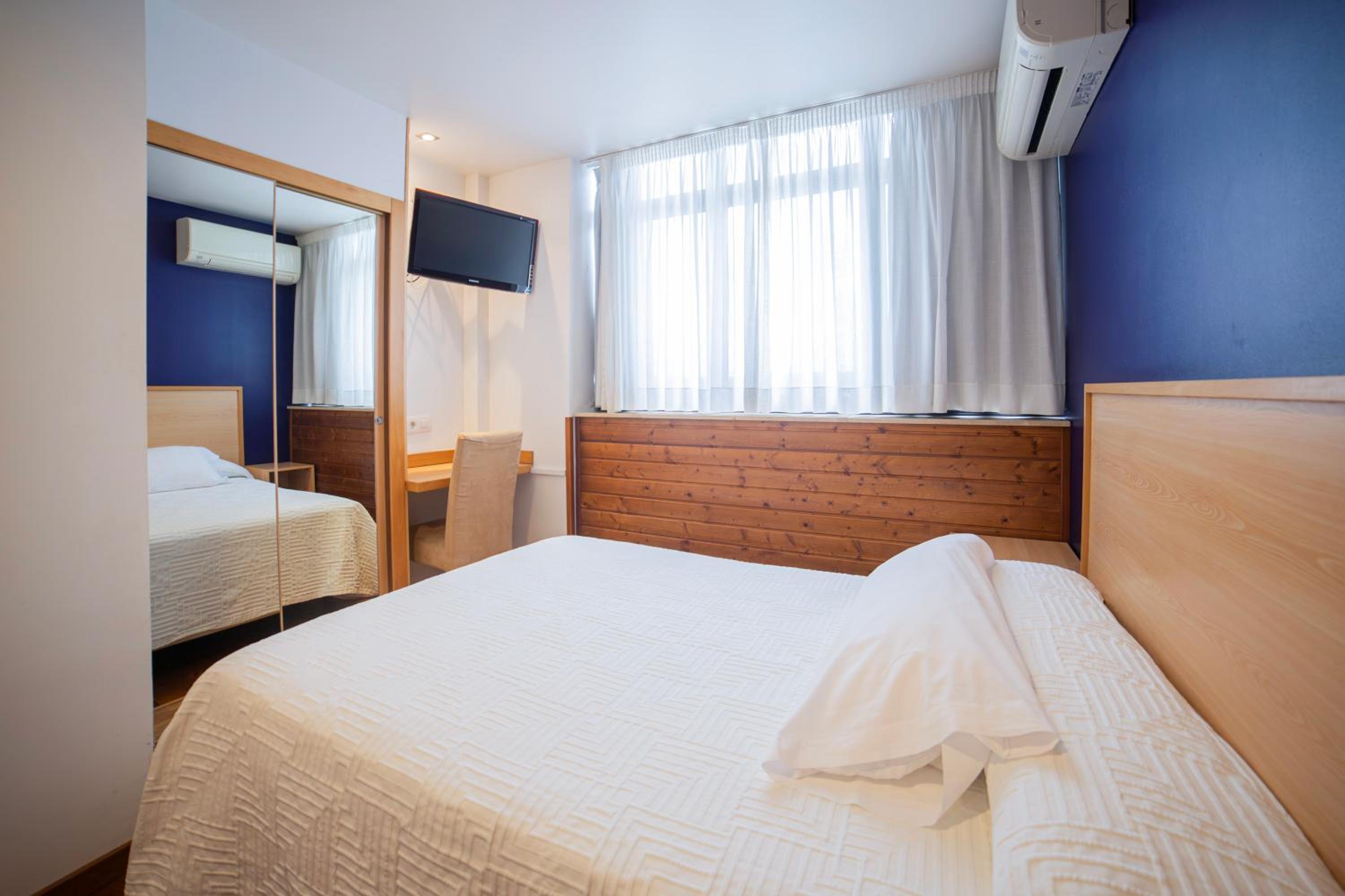 Budget Double Room - Photo 6