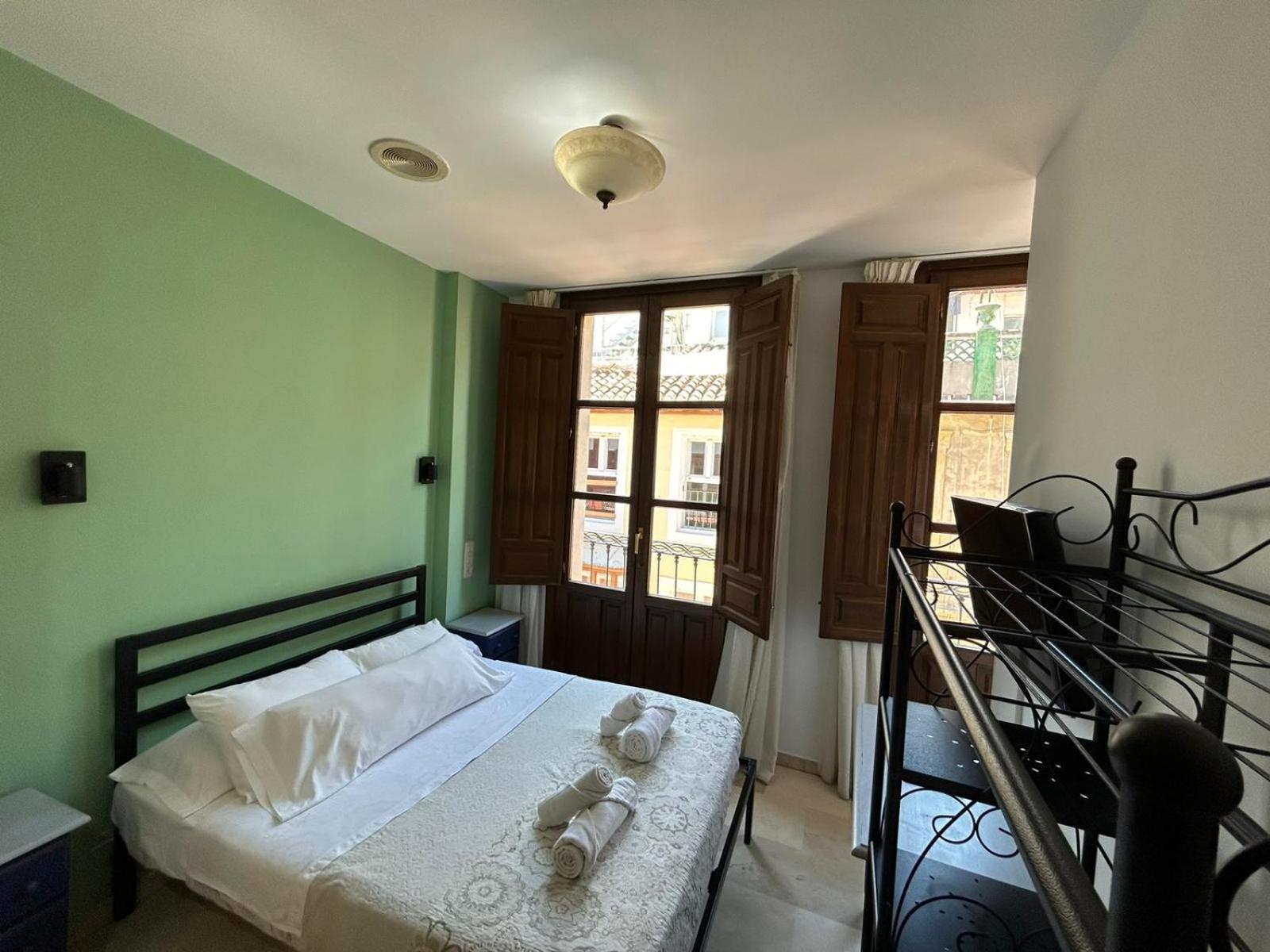 Double Room with Private Bathroom - Photo 2