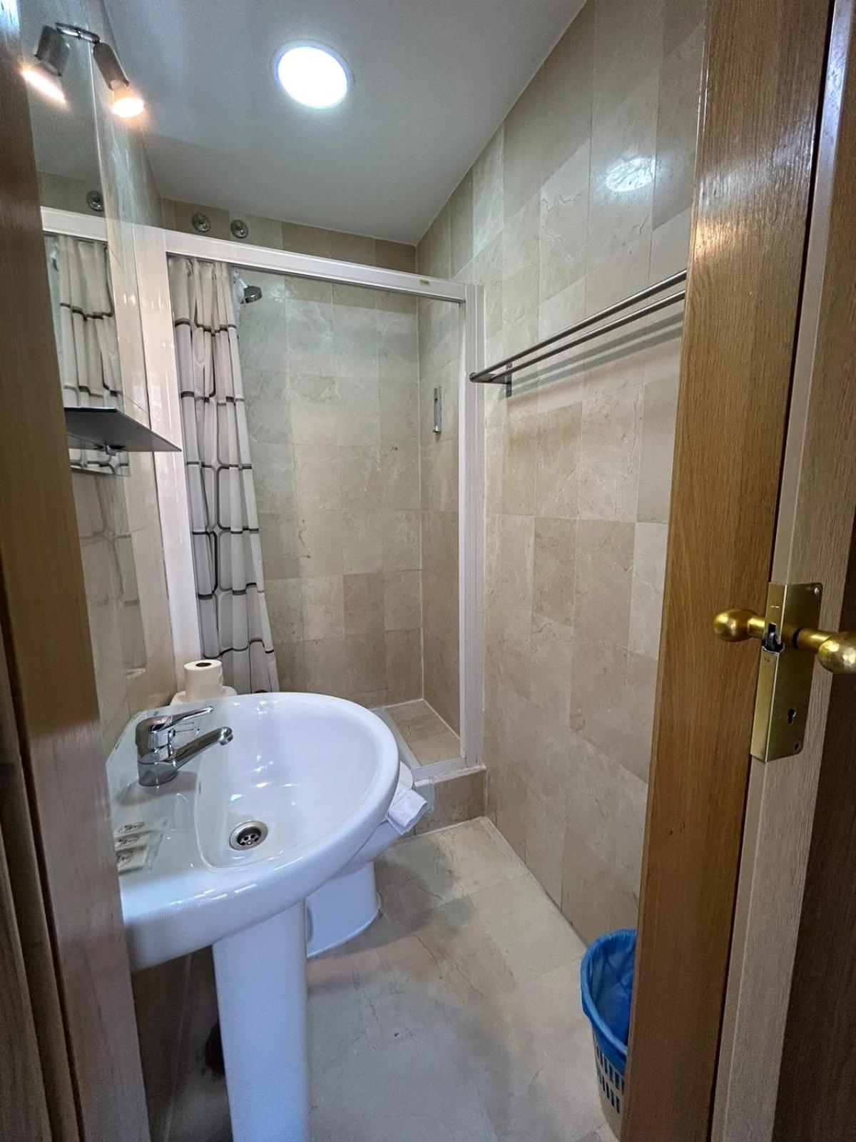 Twin Room with Private Bathroom - Photo 8