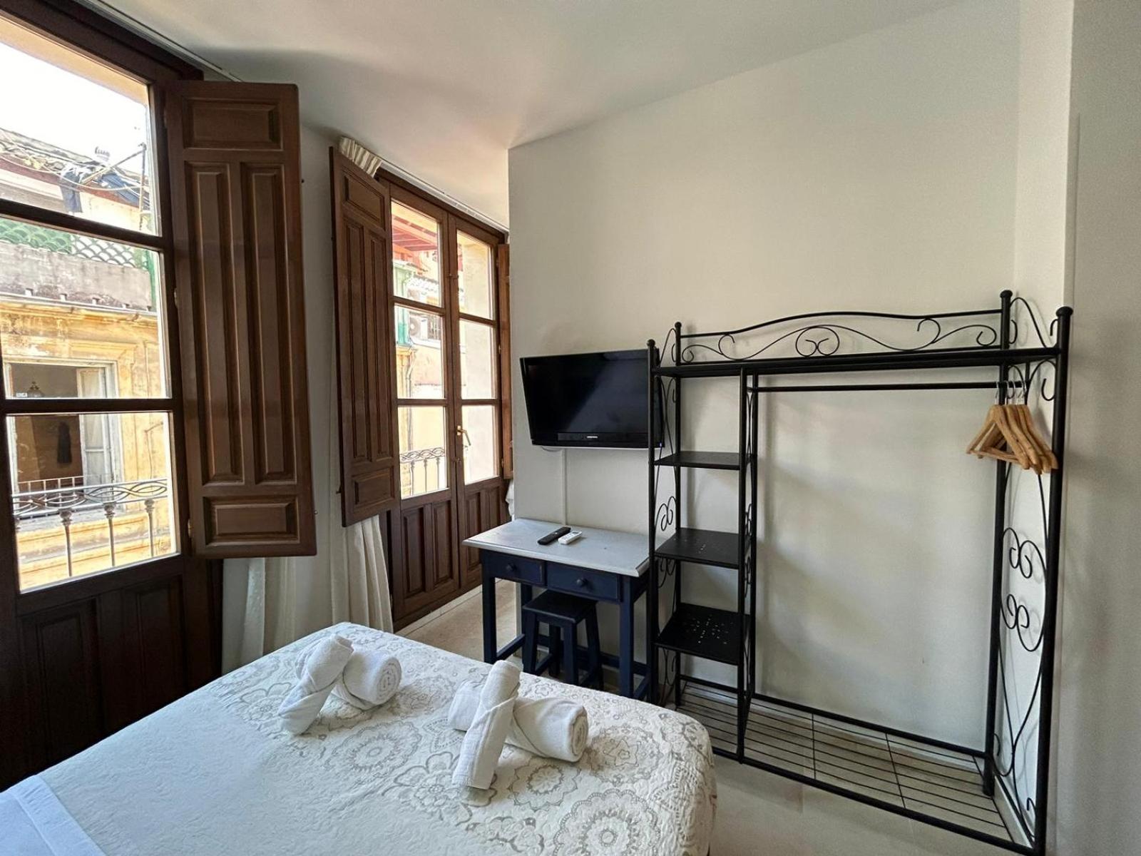 Double Room with Private Bathroom - Photo 1