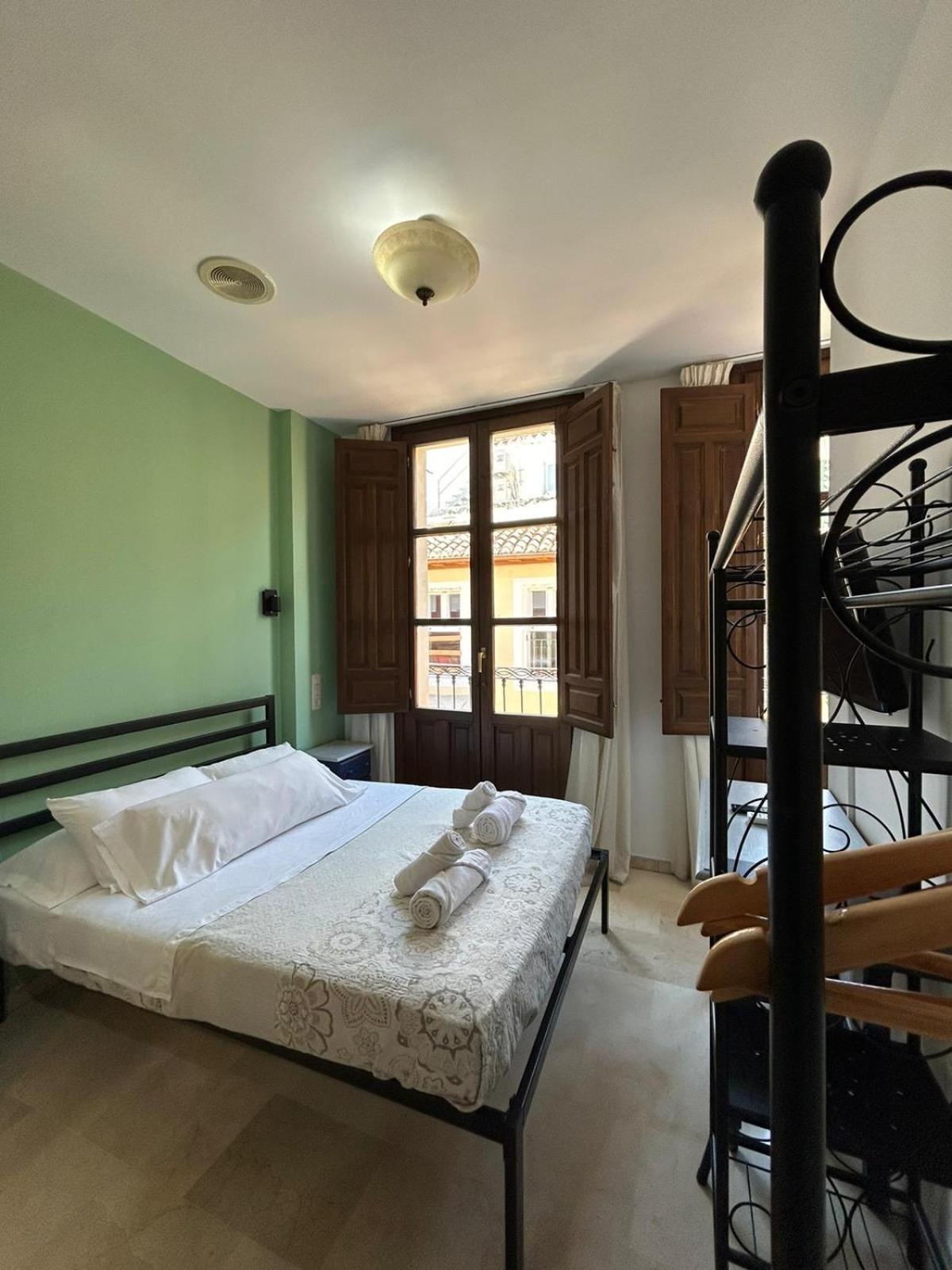 Double Room with Private Bathroom - Photo 10