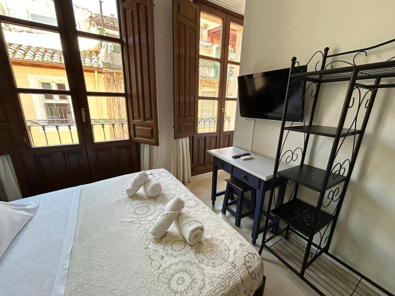 Double Room with Private Bathroom - Photo 9