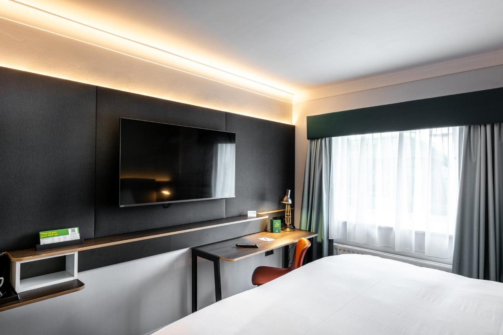 Standard King Room - Photo 13