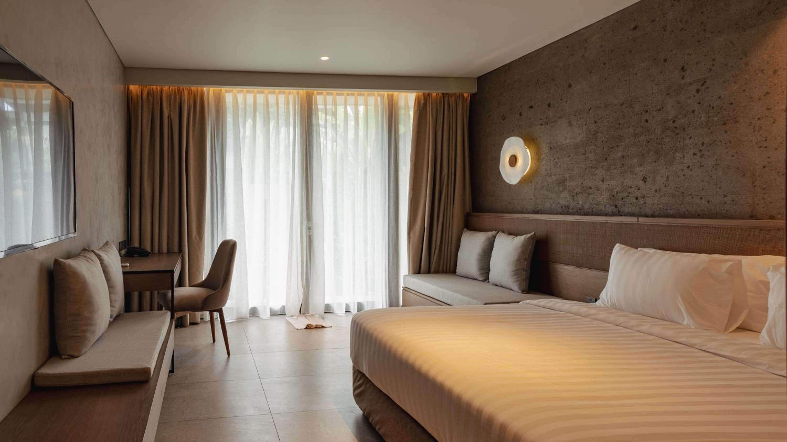 Deluxe Room With Bathtub - Photo 5