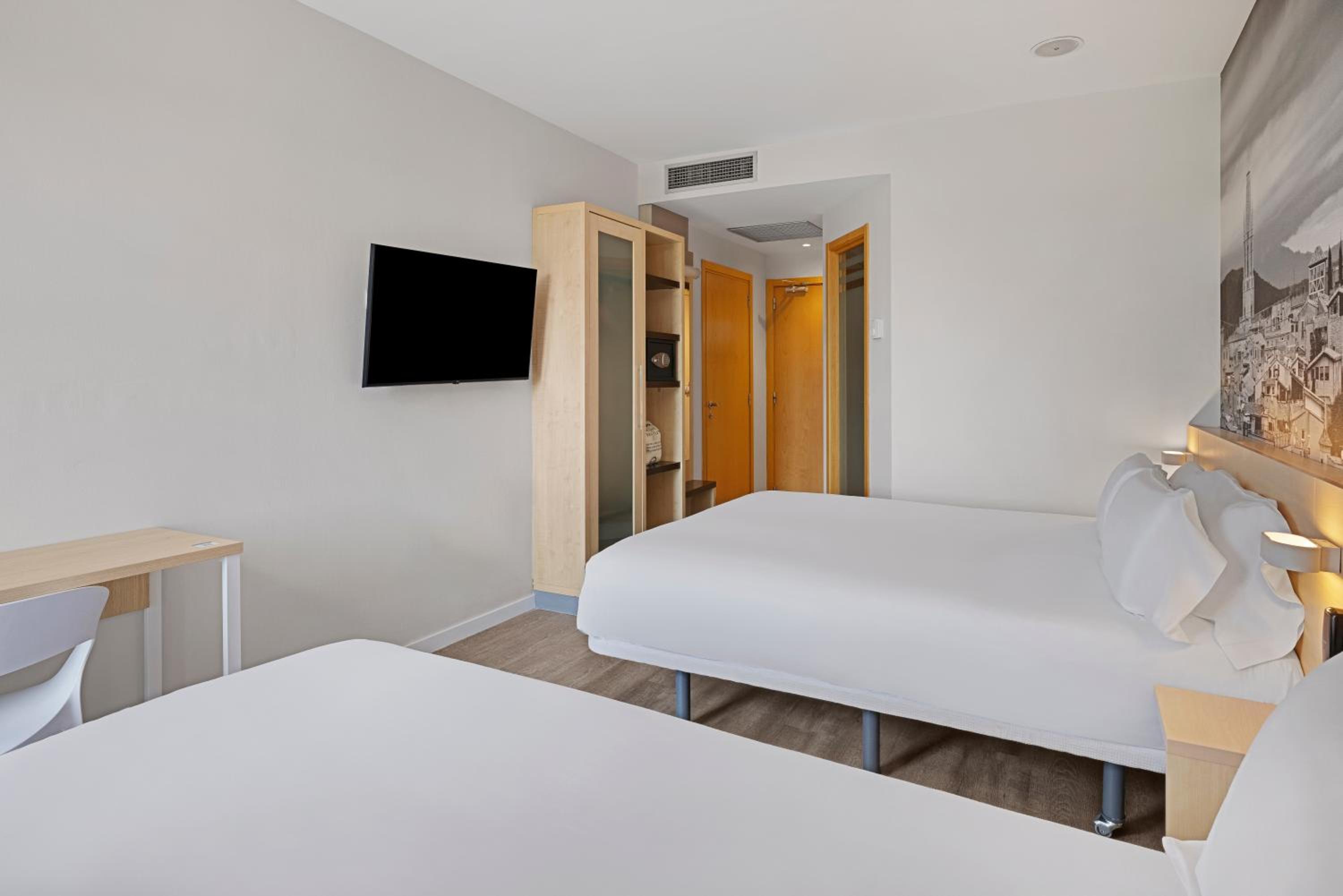 Family Room (2 Adults + 1 Child) - Photo 4