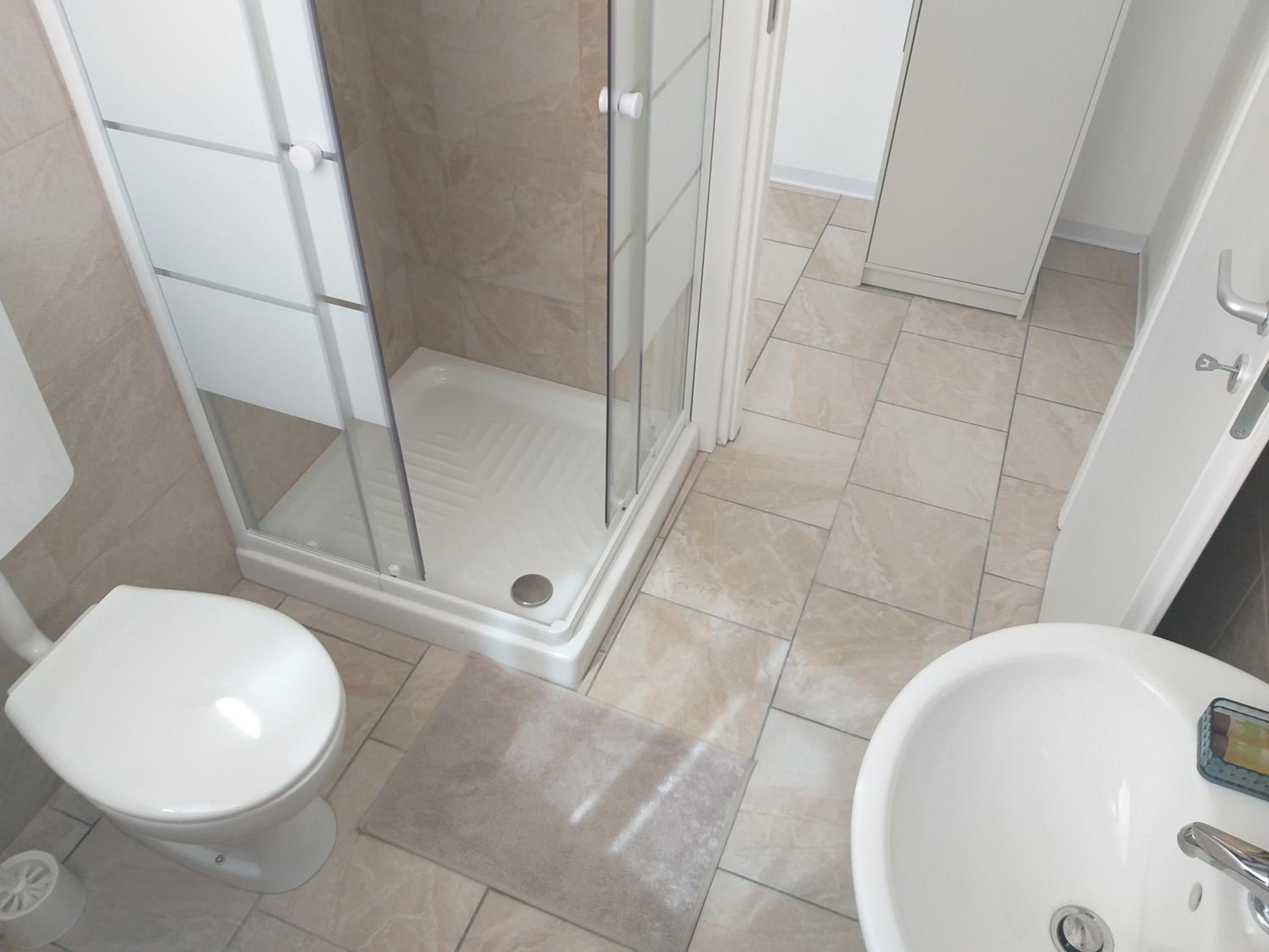 Single Room with Private Bathroom photo 2