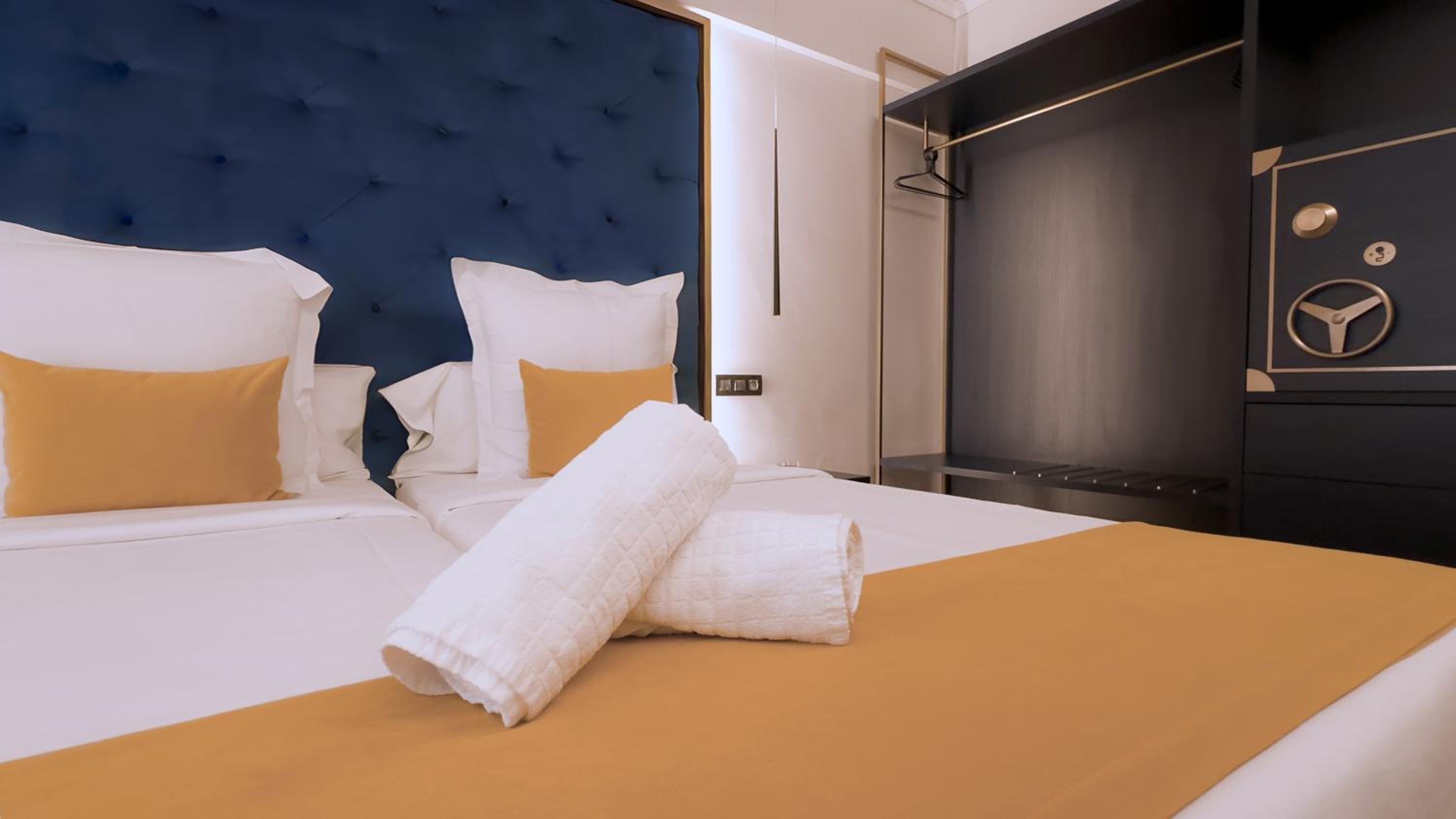 Standard Twin Room thumbnail 5