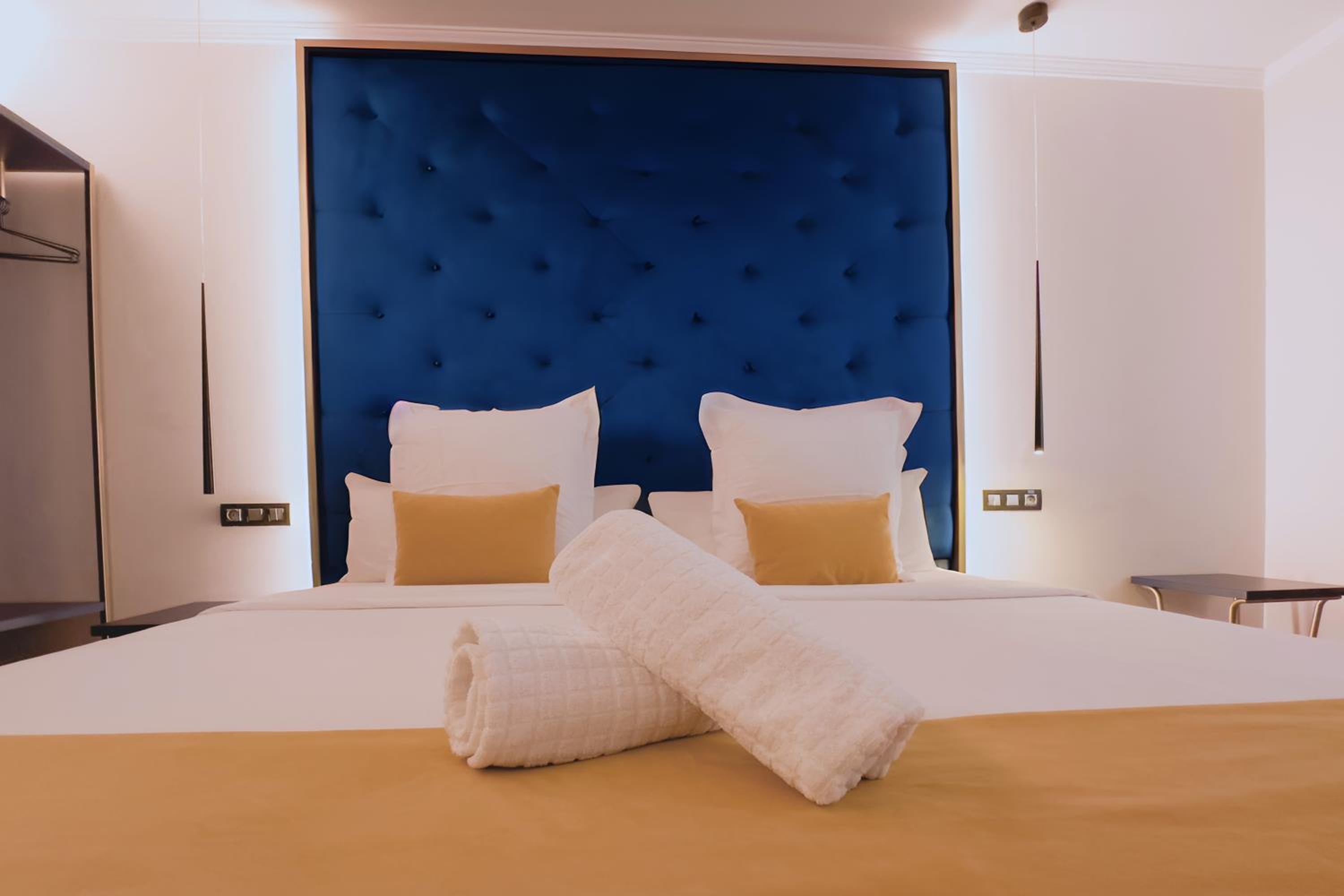 Standard Twin Room thumbnail 6