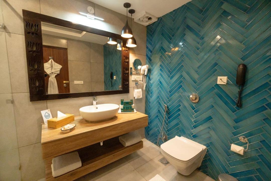 Premium Room - River View with Balcony - Photo 4
