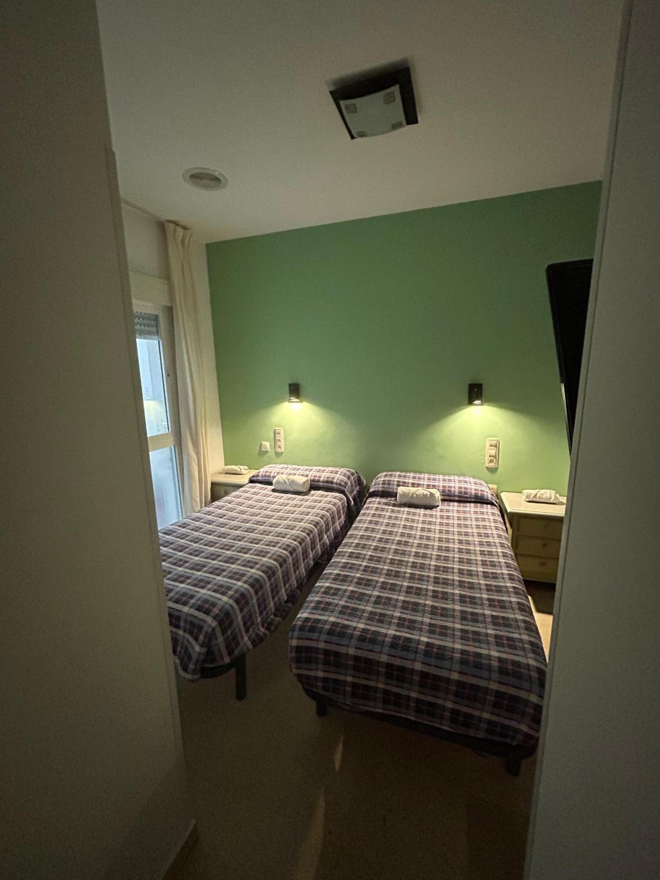 Twin Room with Private Bathroom - Photo 2