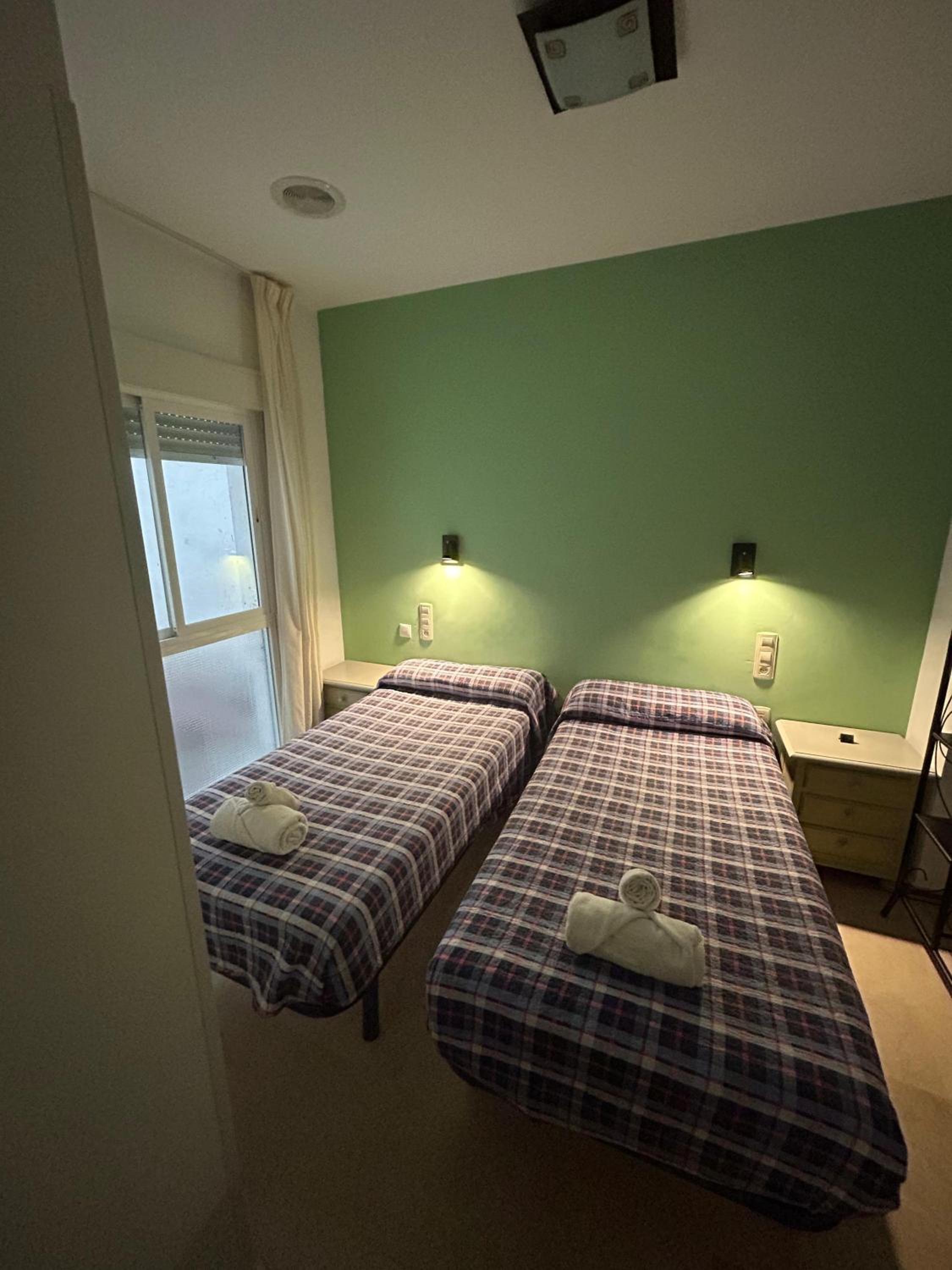 Twin Room with Private Bathroom - Photo 5