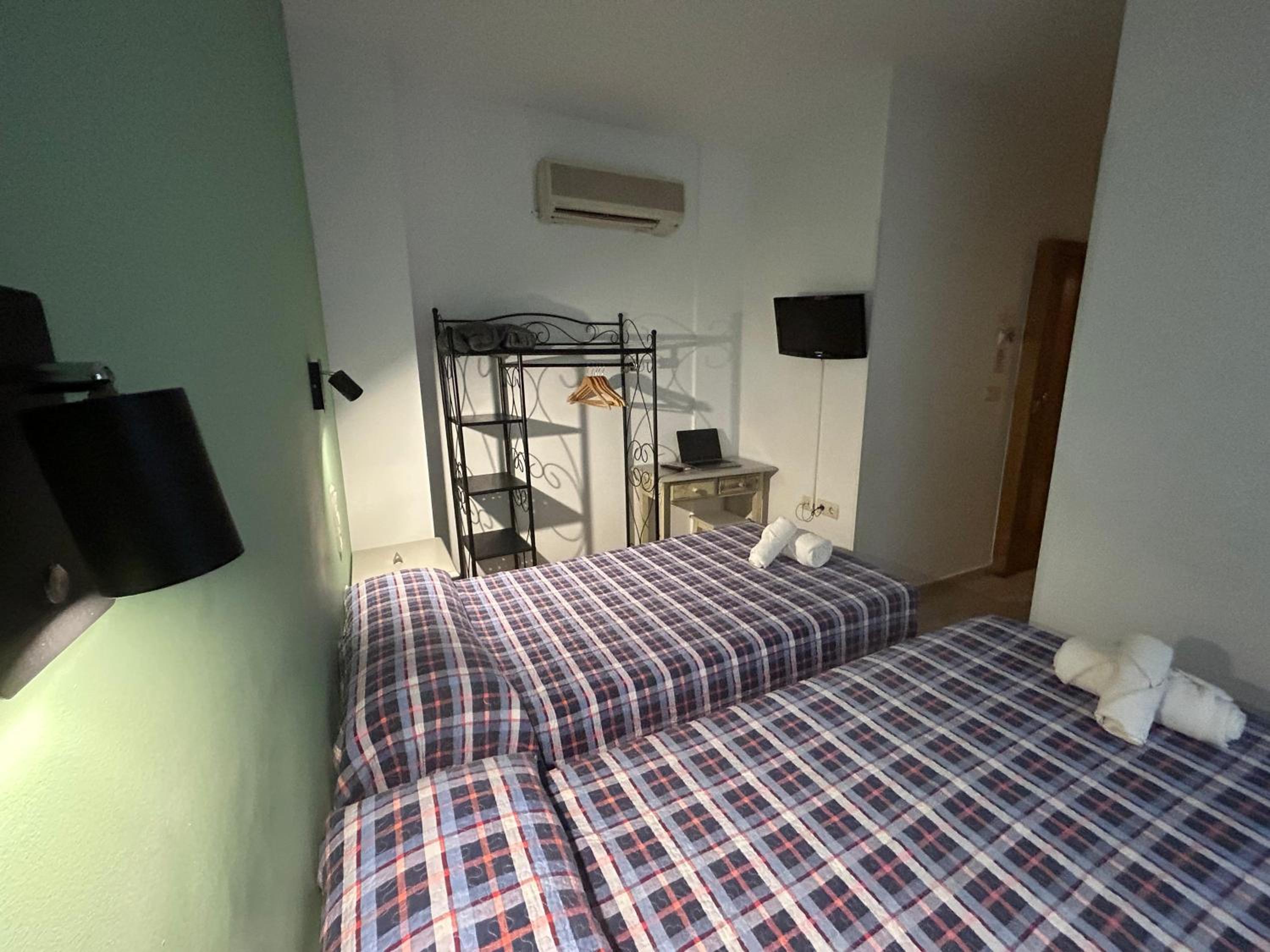Twin Room with Private Bathroom - Photo 1
