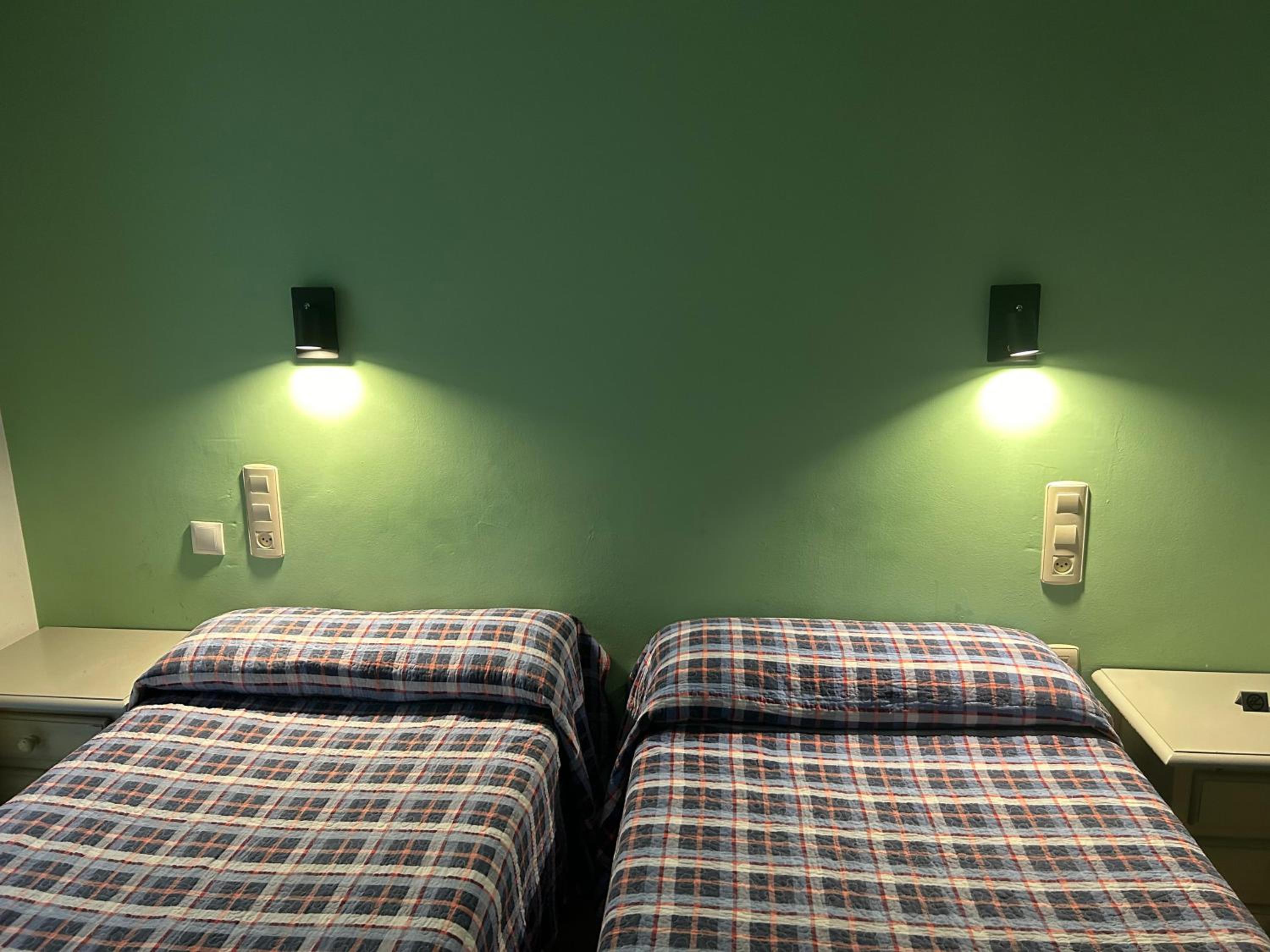 Twin Room with Private Bathroom - Photo 4