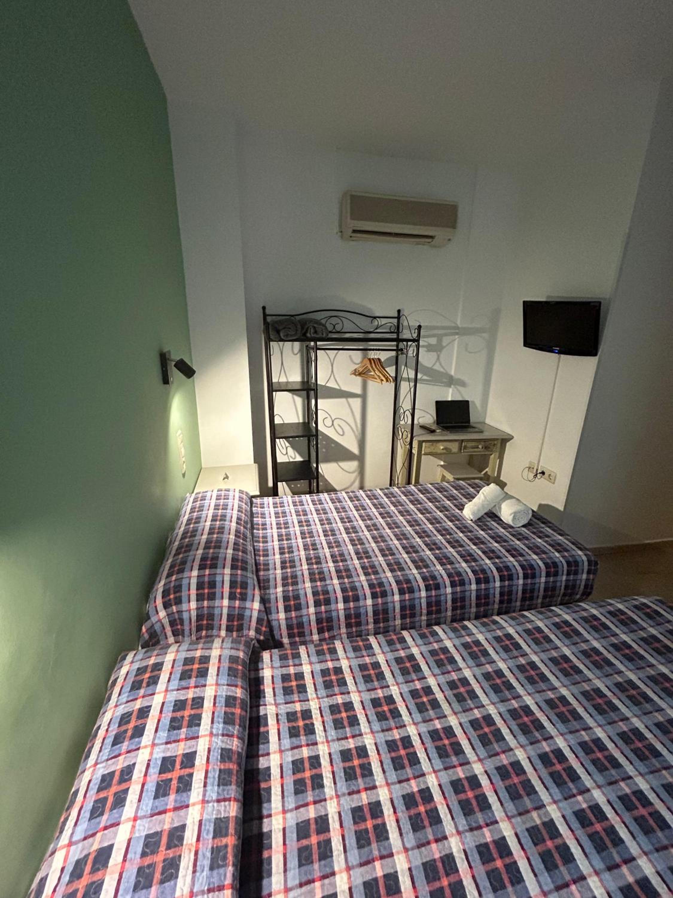 Twin Room with Private Bathroom - Photo 3