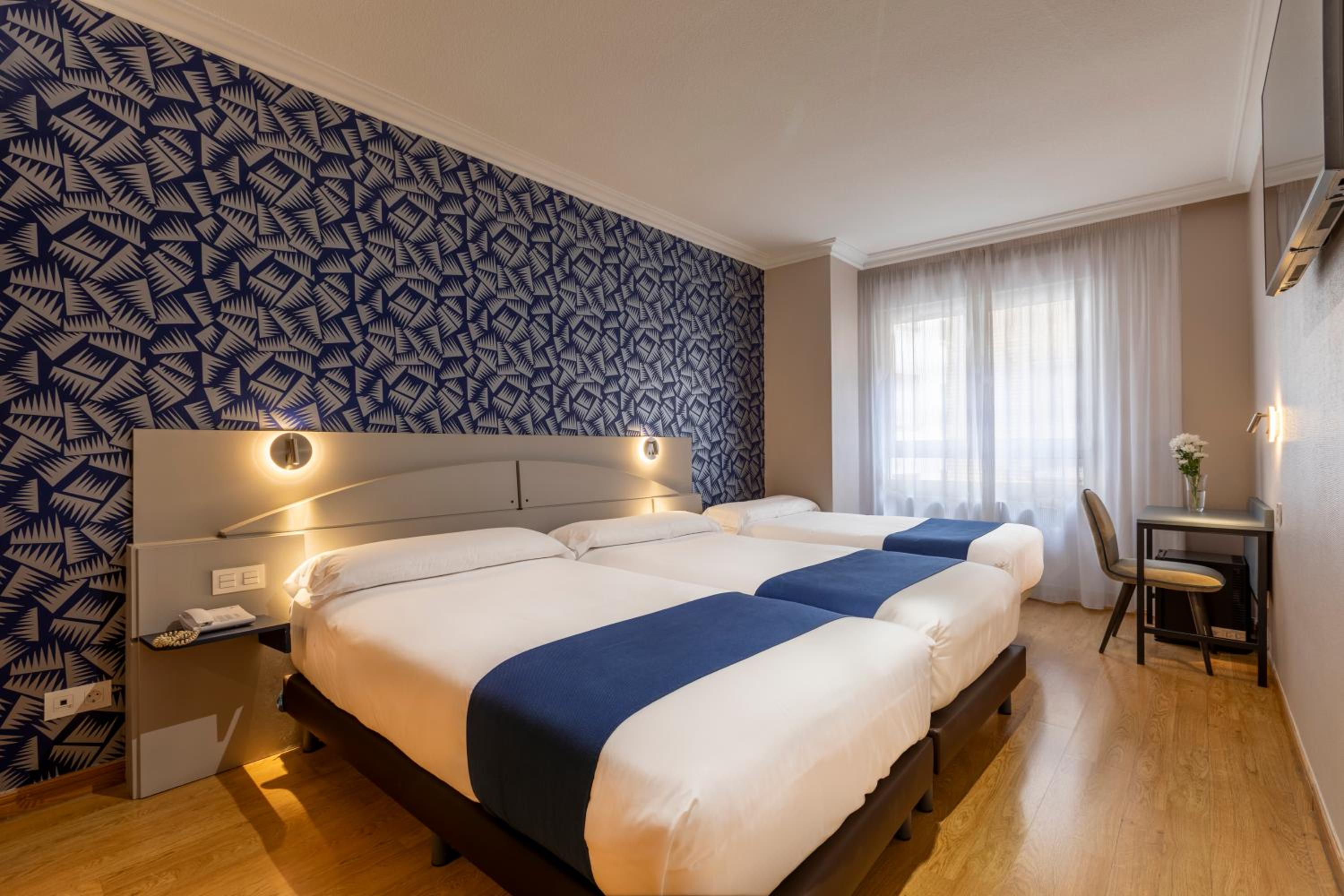 Triple Room with 3 Beds - Photo 1