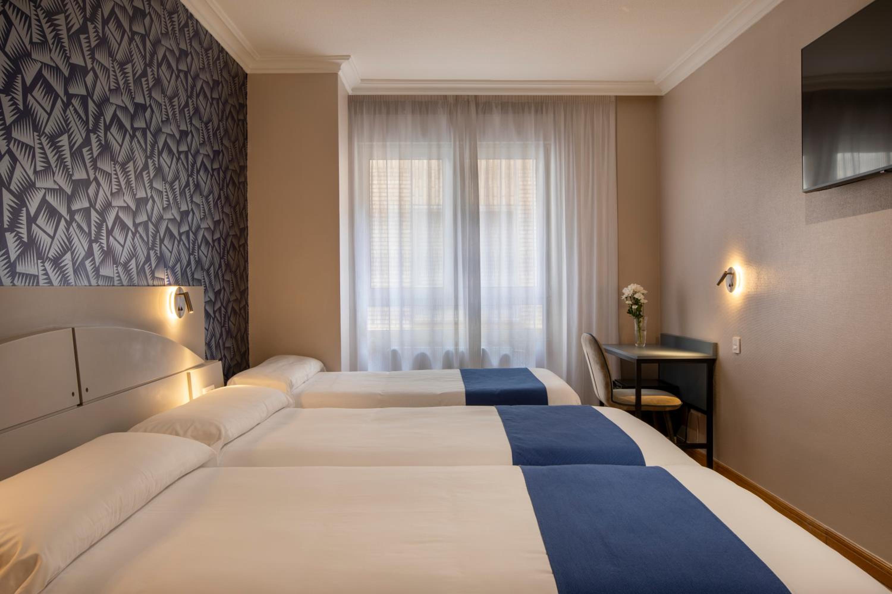 Triple Room with 3 Beds - Photo 2