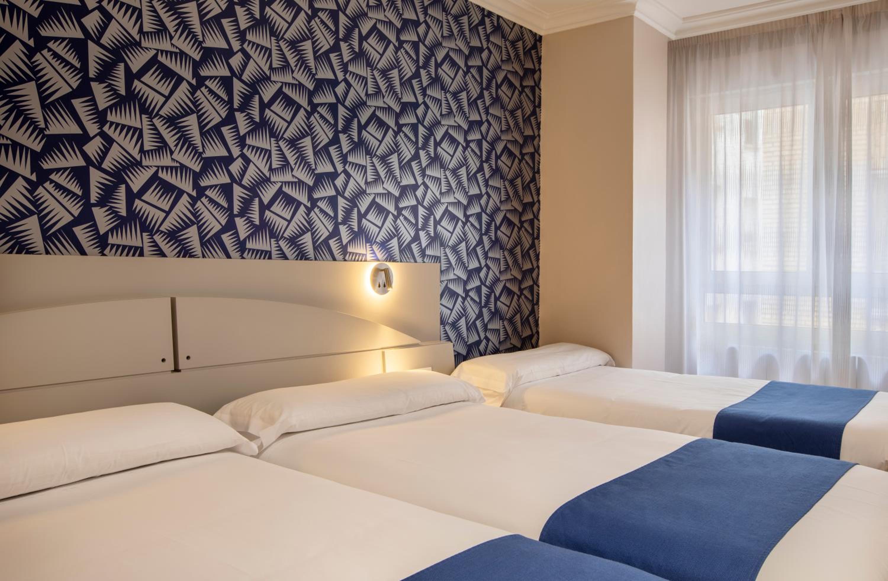 Triple Room with 3 Beds - Photo 3