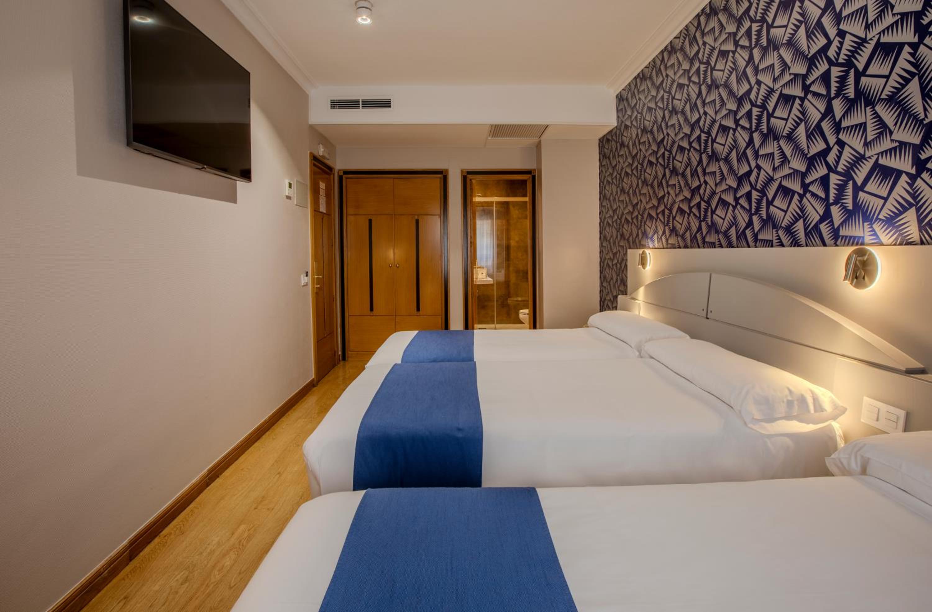 Triple Room with 3 Beds - Photo 4