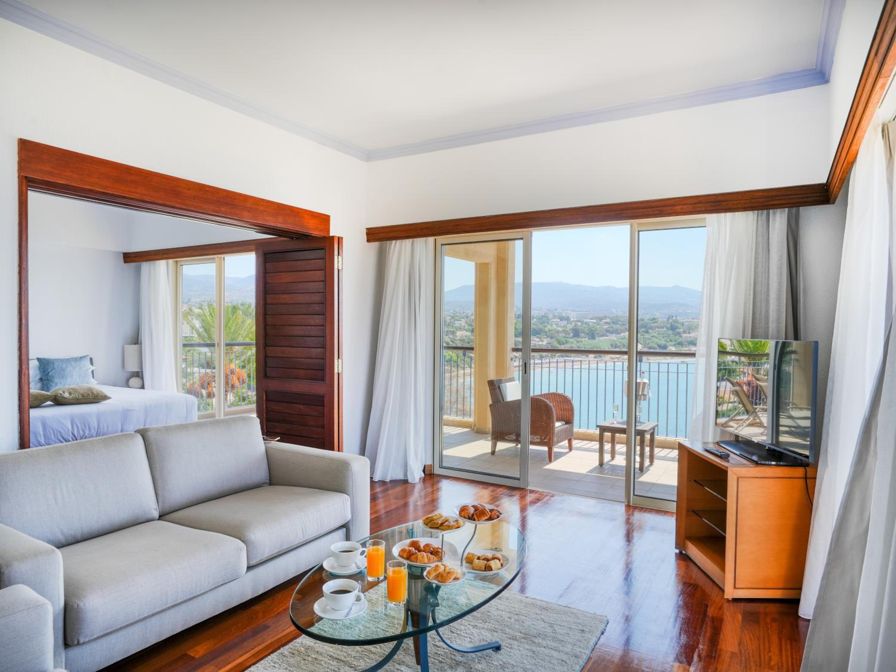 One-Bedroom Suite with Sea View photo 1